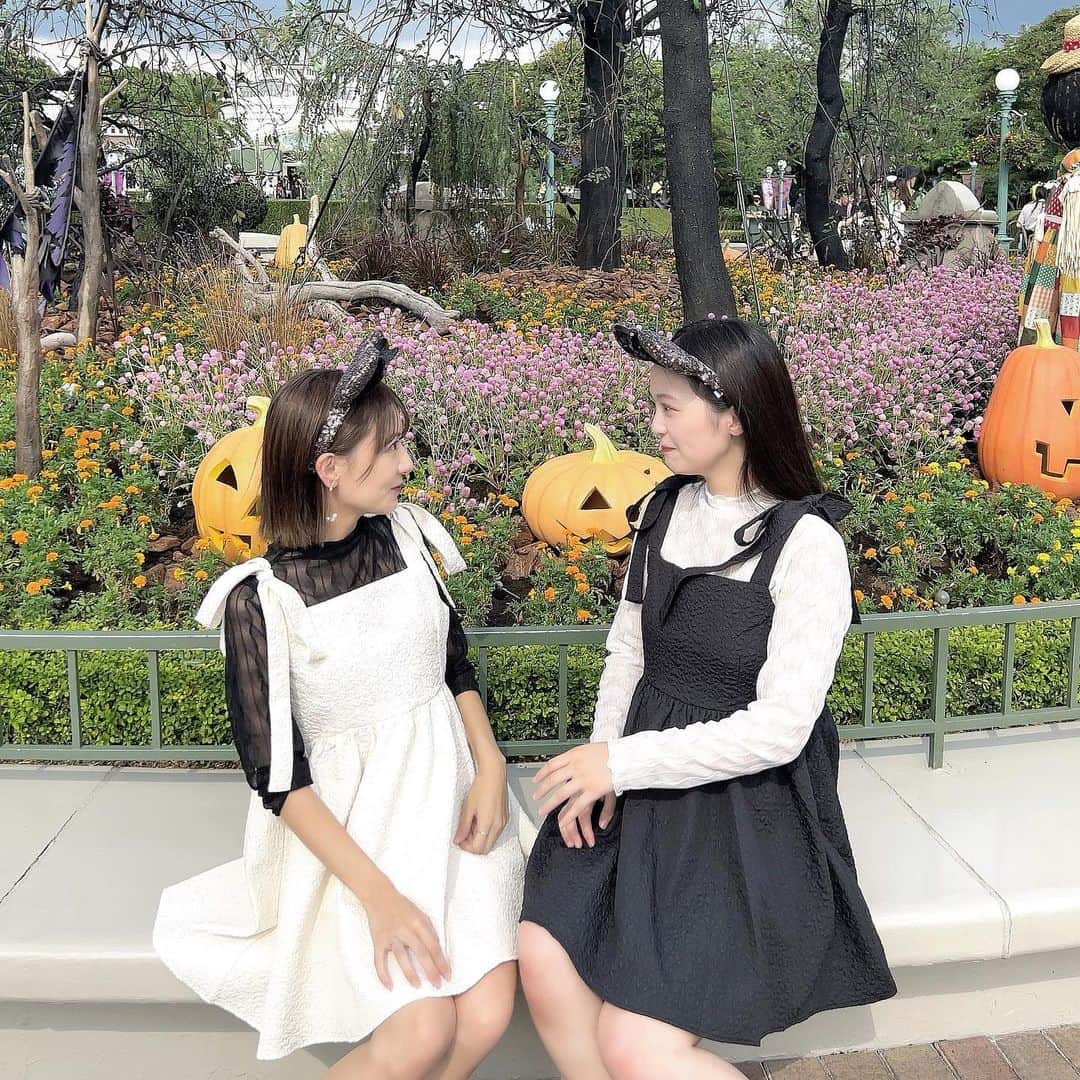 和智日菜子のインスタグラム：「ともえと青春ぽいことしてみた🙂笑  #ディズニーコーデ #シミラールックディズニー #ディズニーランド #ハロウィンディズニー」