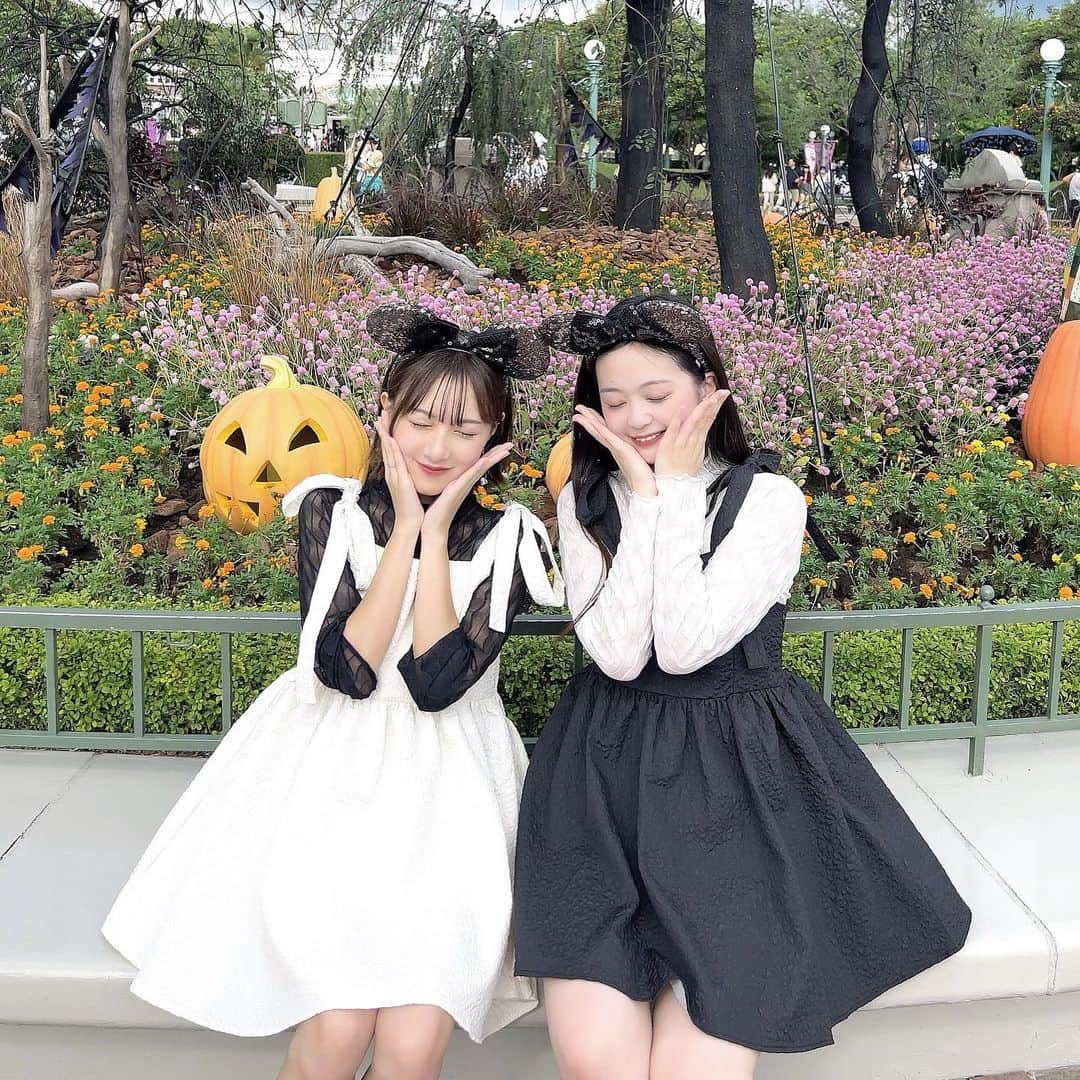 和智日菜子さんのインスタグラム写真 - (和智日菜子Instagram)「ともえと青春ぽいことしてみた🙂笑  #ディズニーコーデ #シミラールックディズニー #ディズニーランド #ハロウィンディズニー」9月16日 11時53分 - wachihinako