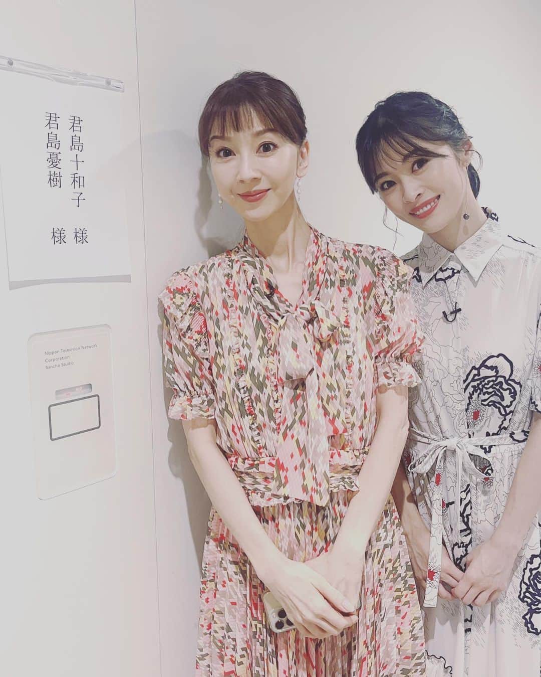 君島憂樹のインスタグラム：「9月22日金曜日夜7時より日本テレビ系列にて、 『クイズあなたは小学5年生より賢いの？』に母と出演させて頂きます🍎 ⁡ お話を頂いてから学生ぶりに、、、いや、もはや10何年かぶりにテキストを開き勉強しました😂 『えーそうだったの！😳』や 『うわ、懐かしい！🥹』まで色んな感情が湧き起こり、勉強が進んでそうで進んでない日々に、 本番直前までハクハクしましたが、天才キッズの皆様のおかげ、そして母との協力奇跡の連続にぜひ楽しんで見て頂ければと思います🤍 ⁡ ⁡ #日本テレビ #あなたは小学5年生より賢いの？ #母娘 #難しかった😂  @ftcbeauty.official」