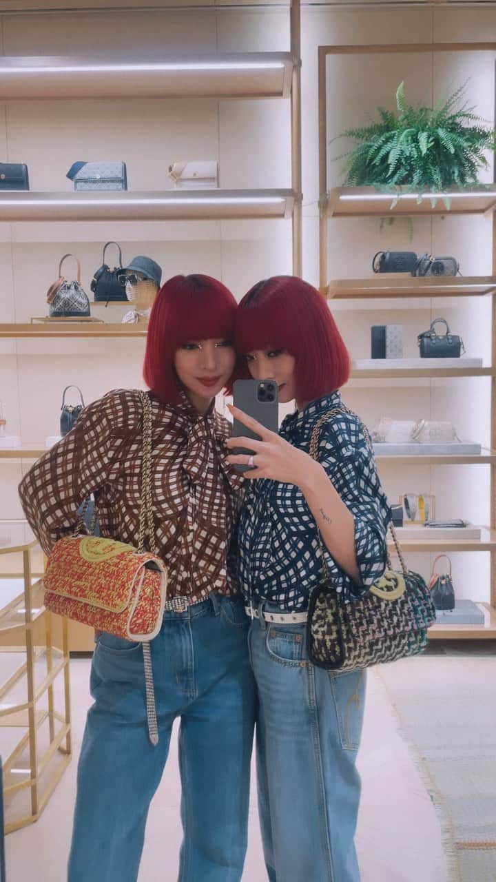 AMIのインスタグラム：「@toryburch 🩷  #Toryburch #トリーバーチ」