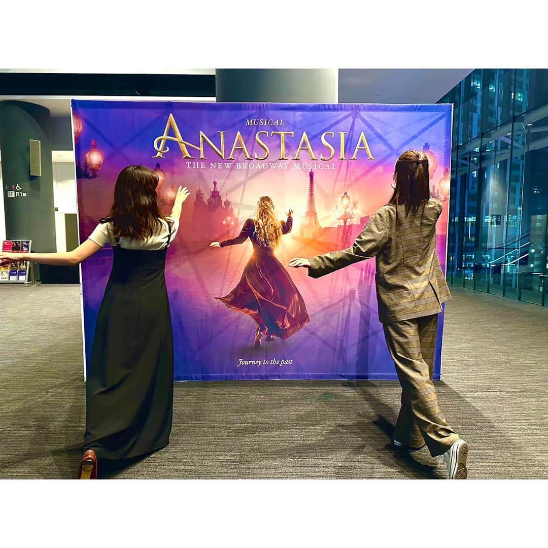 木下晴香さんのインスタグラム写真 - (木下晴香Instagram)「👑💜 ⁡ ミュージカル「ANASTASIA」 9/12 開幕いたしました🎊 ⁡ 全キャストが無事に初日を迎えて 2023年版のこの作品の中にみんなが居場所をちゃんと見つけられたこと、とてもとても嬉しいです。 お客様からも熱く、温かい想いを強く感じる日々🥹 本当にありがとうございます。 大千穐楽まで大切に、丁寧に、全力でお届けしていきますのでどうぞよろしくお願いします！✨  信じながら、願い込めてこの道を行こう…🧳 ⁡ 劇場でお待ちしております☺️ ⁡ Opening nightに、わかーニャとあのポーズを🙌🏻 ⁡ ⁡#アナスタシア #ANASTASIA ⁡」9月16日 12時07分 - haruka_kinoshita_official