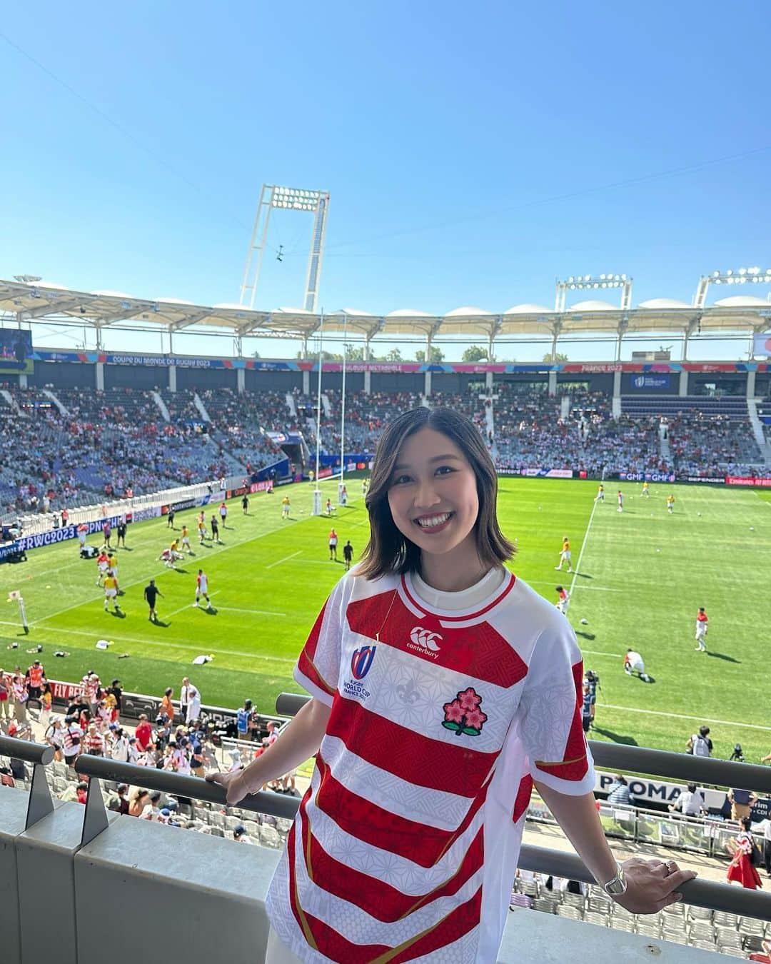 臼井佑奈のインスタグラム：「今年の夏休みはトゥールーズ🇫🇷😆🏉❤️‍🔥目的はもちろん大好きなラグビーW杯です！ 大事な大事な日本代表の初戦、チリとの試合を観てきました！！！  初出場のチリはとっても勢いがあってパワフルで、ファンもとーーっても熱狂的でした！さすが南米！！！！🔥🔥🔥🔥  日本代表の素晴らしい滑り出し、 6トライの爽快感と(もちろんボーナスポイントも大きい！！！！！)、松田選手の見てわかる好調ぶり、松島選手の50:22キック(最近ちゃんと覚えたので感動しました)、「リーチ」の声の一体感、50キャップ稲垣選手の迫力… 開放的で美しいトゥールーズのスタジアムで、何もかもが最高でした！！！！  4年前、日本で開催されたラグビーW杯。あぁこの感動が帰ってきたな😭と思いました。 静岡でも開催された前回大会は6試合も観に行けて、今大会もまさか1試合でもスタジアムで観られるとは思いませんでした！超〜楽しかった！！！  約2ヶ月のW杯、決勝戦まで楽しむぞー！！！！日本テレビ系列では放送もありますので、全力で盛り上げます！！！！一緒に楽しみましょう🥹🔥🔥🔥🔥✌🏽✌🏽 "まるごと"でも、次のイングランド戦や、その後のW杯日本の最新試合ついてお伝えする予定です！！！！！！！！！  #私帰国しました🥲 #RWC2023 #ラグビー #ブレイブブロッサム」