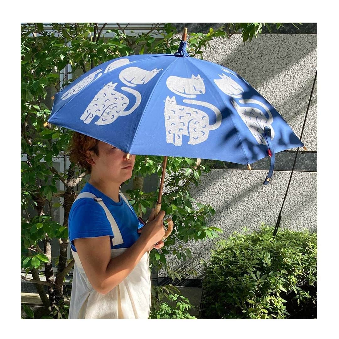 ナチュランのインスタグラム：「【 スタッフのお気に入り 】vol.47　バイヤー甲田の猫月間コレクション  ・  ナチュランで働くスタッフがお気に入りのものをご紹介する 「スタッフのお気に入り」コーナー。  スタッフを身近に感じていただけるように、 ファッション以外にもジャンルを問わず良いなと思ったものや出来事をお伝えしていきます。  第47回目は、「バイヤー甲田の猫月間コレクション」特集。 甲田(@natulan_buyer_kouda)がこれまでにInstagramに投稿したラインナップの中から、 日常で使える傘やバッグ、並べて飾りたい一輪挿しや置き物など、 お気に入りのアイテムを抜粋してご紹介いたします。  ----------------------------- 🍀これまでのラインナップ ※ご紹介するアイテムはバイヤーの私物となります。予めご了承ください。  ・  🍀投稿 Vol.7 蚤の市で購入した、不恰好さが愛おしい猫ポット。 占領下にある日本で作られたという意味の“MADE IN OCCUPIED JAPAN”と刻印されているので、 1947年から1952年の間に作られたものだと思います。  ・  🍀投稿 Vol.24 さっと手に取りたいものを引っ掛けておけるキッチンフックです。 我が家の台所では、6匹の猫がしっぽを鍛えています。 こうやって切り取って見ると、我ながらシュールな写真だなと感じます。  ・  🍀投稿 Vol.17 グリーンの目が愛らしい、猫の鍋つかみ。 パペット人形みたいに手にはめて、 子どもに噛みついたりするとびっくりするほど喜んでくれます。  ・  🍀投稿 Vol.13 昔働いていた、アンティーク家具屋で買った招き猫。 目がギョロっとした招き猫が苦手だったので、 この子を見つけたときは嬉しかったです。  ・  🍀投稿 Vol.28 ちょっぴりマヌケ顔な猫のカゴバッグ。なぜか蟹が1匹ついています。 デザインを気に入っているのはもちろんですが、 水筒が入るくらいの手頃なサイズ感でよく使用しています。  ・  🍀投稿 Vol.19 だいぶ前に買った、ネオンイエローの猫ピアス。 ジャガーのようにも見えますが、同じネコ科なのでご紹介。 肩の部分を外して装着するので、身に着けると耳たぶを猫が飛びぬけている感じになります。  ・  🍀投稿 Vol.10 片手に乗るくらいの置き物です。 結構重いので、我が家ではドアストッパーとして活躍しています。 いつの日かの誕生日プレゼントでいただいた贈り物。  ・  🍀投稿 Vol.33 何年か前にナチュランで購入した「392」の晴雨兼用傘。 落ち着いたトーンとふてくされた感じの猫がお気に入りで、 とても愛用しています。こちらの柄は販売終了してしまったのですが、 392の傘はデザインが素敵なのでいつもチェックしています。 まだまだ日傘が必要な日が続きそうですね。  ・  🍀投稿 Vol.2-5 & Vol.27 最後は一輪挿しをまとめてご紹介。上の３つは「FLOWERS arita」の作品で、 猫たちの表情がツボで見つけるとついつい買ってしまいます。 お花を飾り付けては、『きみのあたま、爆発してるね。』『きみも、いい具合にすっ飛んでるね。』 なんて会話をしているのではと、夜な夜な想像しています。  下の茶トラは「Quail Ceramics」で購入したもの。花瓶としてはすこし使いづらいけど、やさしい顔をしているのがお気に入り。  茶トラは天国にいってしまった飼い猫ベラに似ていて、ハチワレは同じく旅立ってしまったベロに似ています。  ・  -----------------------------  ▶️商品詳細やお買い物は写真のタグをタップ またはプロフィール（@natulan_official）から 「ナチュラン」のサイトにアクセスして 注文番号や商品名を検索してみてくださいね。  #lifewear #fashion #natulan #ファッション #ナチュラル #ナチュラン #日々の暮らし #暮らしを楽しむ #シンプルライフ #猫 #猫のいる暮らし #猫好き #natulan_official.」