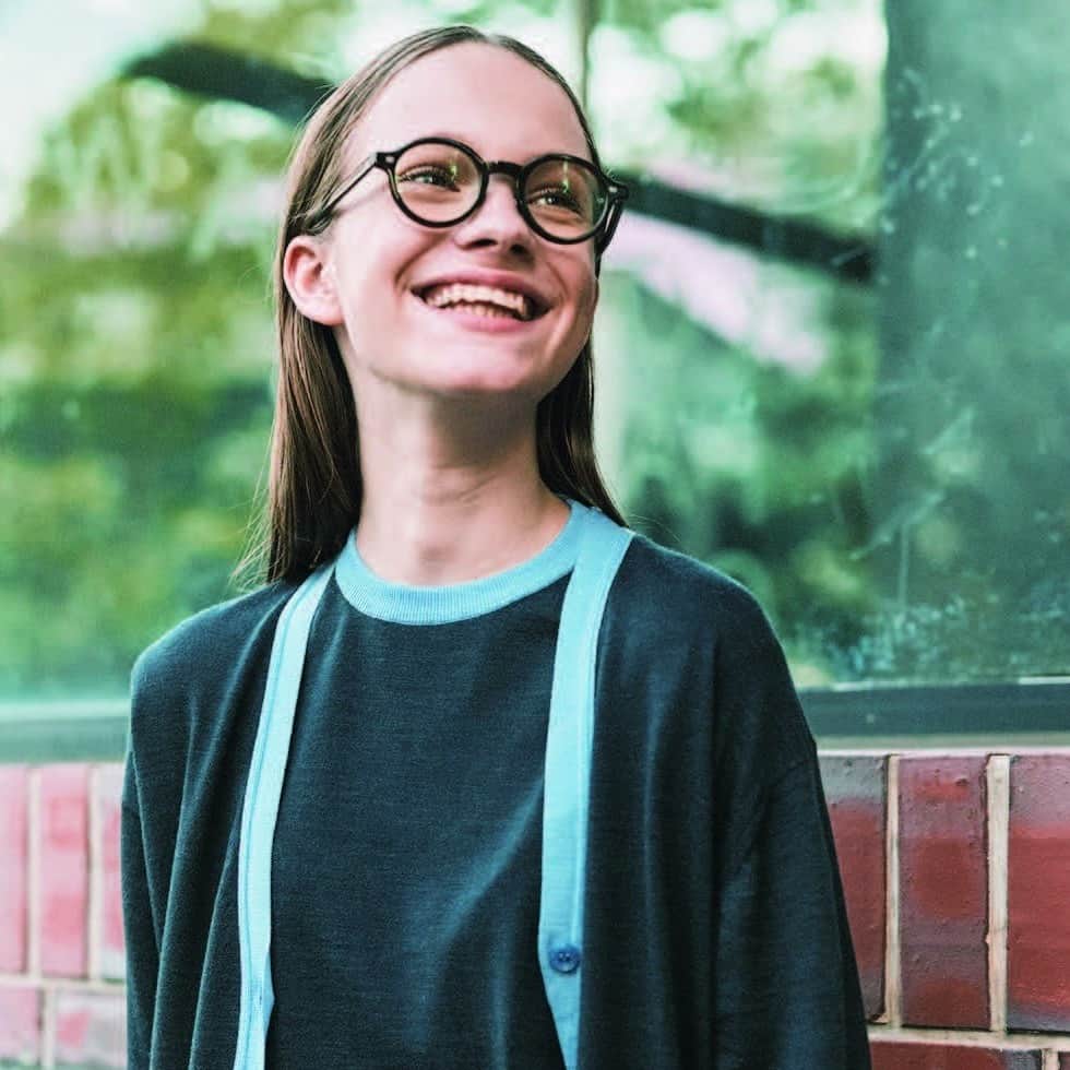 FUDGEのインスタグラム：「‣ ‣ ‣2023 AUTUMN & WINTER LOVE British　英国のいいもの図鑑  洋服でも雑貨でも、「素敵だな」「かわいいな」と思ったものが、英国製だったということがよくある。だから改めて、英国で生まれた“いいもの”を集めてみることにした。長く愛せるデザインと確かなつくりで、「手に入れたい! 」と思わせてくれる逸品との、素敵な出会いがありますように。  〔 Photo 01 〕JOHN SMEDLEY 1784年創業の《ジョンスメドレー》。細い毛糸を緻密に編み込んだファインゲージニットの着心地のよさを存分に感じるため、ハイゲージ(30G)の半袖セーターとカーディガンをアンサンブルで。  ✔︎ #カーディガン ✔︎ #セーター 〰︎ ともにJOHN SMEDLEY @johnsmedleyknitwear  ✔︎ #メガネ 〰︎ 10 eyevan @eyevan_official  〔 Photo 02 〕Johnstons of Elgin スコットランドで唯一、自社工場で一貫生産を続けるメーカーのストールは最高級品。 伝統の香るチェック柄「ブラックスチュアート」も素敵。  ✔︎ #ストール 〰︎ Johnstons of Elgin @johnstonsofelgin  ✔︎ #ブラウス 〰︎ Traditional Weatherwear @traditionalweatherwear  ✔︎ #デニムパンツ 〰︎ Levi's®︎ @levis_japan  - - - - - - - - - - - - - - - 『FUDGE』2023年10月号は『 GOOD STANDARD ずっと使える、本当にいいもの。 』特集全国の書店、コンビニ、webで人気販売中です！◎ ぜひ最新号をゲットして @fudge_magazine をタグ付けしてくださいね！  《FUDGEの他のアカウントも更新中》 ⌎men'sFUDGE @mensfudge ⌎snap @fudge_snap ⌎online store @fudge_online_store ⌎friend @fudge_friend ⌎coffee @fudge_coffee  #fudge #ファッジ #fudge_magazine #洋服好きな人と繋がりたい #服好き #おしゃれ女子 #おしゃれ好き #お洒落好き #お洒落女子 #ブラウス #トップス #コーディネート #カジュアルコーデ #秋コーデ #秋冬コーデ」