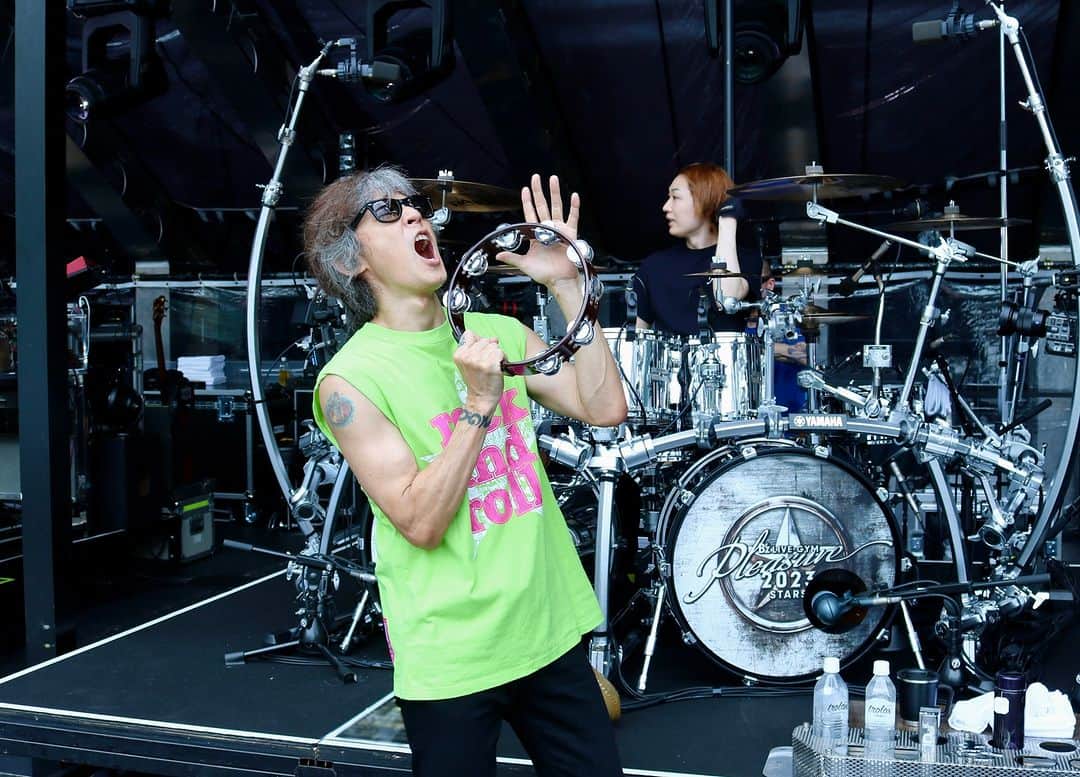 B’zのインスタグラム：「リハーサルでB'z PARTY限定カラーのB’z LIVE-GYM Pleasure 2023 -STARS-  R&R Tシャツを着用している稲葉さん♪ ドーム・スタジアム公演から実施しているB'z PARTY展示ブースでは、松本さんと稲葉さんのサイン入りR&R Tシャツを展示しています！ぜひお立ち寄りください☆ #BzPARTY #Bz #Pleasure2023」