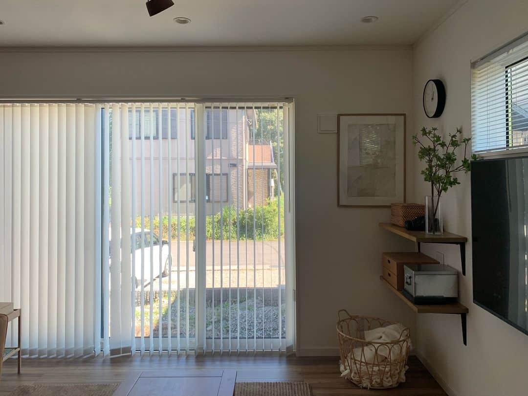 ムクリ［mukuri］さんのインスタグラム写真 - (ムクリ［mukuri］Instagram)「風景に映える外観を目指して。家時間を楽しむ庭での過ごし方  スタイリッシュな外観を求め  欠けや出っ張りなどの凹凸がない シンプルな目指したseriさんのおうち。   シンプルな中でもこだわったのが  ２階の窓を左右対象にしたこと。  更に窓の種類も何種類か取り入れて  見た目にアクセントが出るように 工夫されているのだそう。   ネイビーの外壁と木目調のサイディングが  自然の景色にスッと馴染んでいますね。   「お庭公園化計画」と称して自分たちの手で  コツコツ進めてきたという外構工事。   砂場やブランコ、一面に貼られた天然芝の上では、 本格的にテントを設営して ご飯を食べたりおうちキャンプを楽しんだり。   完成までの道のりは遠く  まだまだ発展途中だというseriさんのお庭づくり。  今までの軌跡を振り返りながら、 今後の展望についてもお話していただきました。 ぜひご覧くださいね＾＾  –––––––––––––––––– ムクリ公式アカウントでは くらしの中にある"好き"や"コダワリ"を毎日お届け。  インテリア、整理収納から家づくりなど 日常で参考になる情報から サラッと読める短編コラムまで ご紹介していますのでフォローしてぜひご覧ください。 ▶︎ @mukuri_official ・  「 #ムクリ 」のタグもいつも楽しく拝見しています☺️  オリジナルブランドは @daily_mukuri  くらしの中にあったらいいいな、 そんな商品を企画・制作、集めています。 ––––––––––––––––––  #外構#外観#庭#庭のある暮らし#DIY#家づくり#マイホーム#マイホーム記録#吹き抜けのある家#子供のいる暮らし#注文住宅#工務店が作る家#造作#生活動線#インテリアグリーン#リビング階段#暮らしの道具#抜けない柱#ディスプレイ#くらしの編集#ムクリ」9月16日 12時05分 - mukuri_official