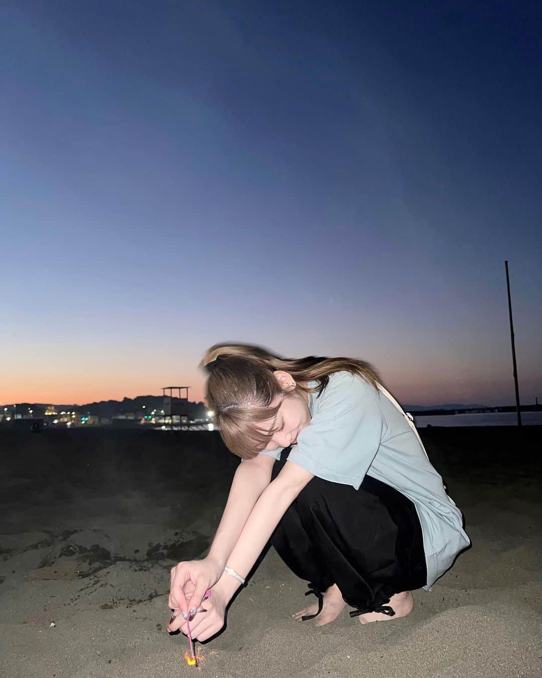斉藤花耶のインスタグラム：「🎆🍨🌃🏖️🌅 花火シタイ」