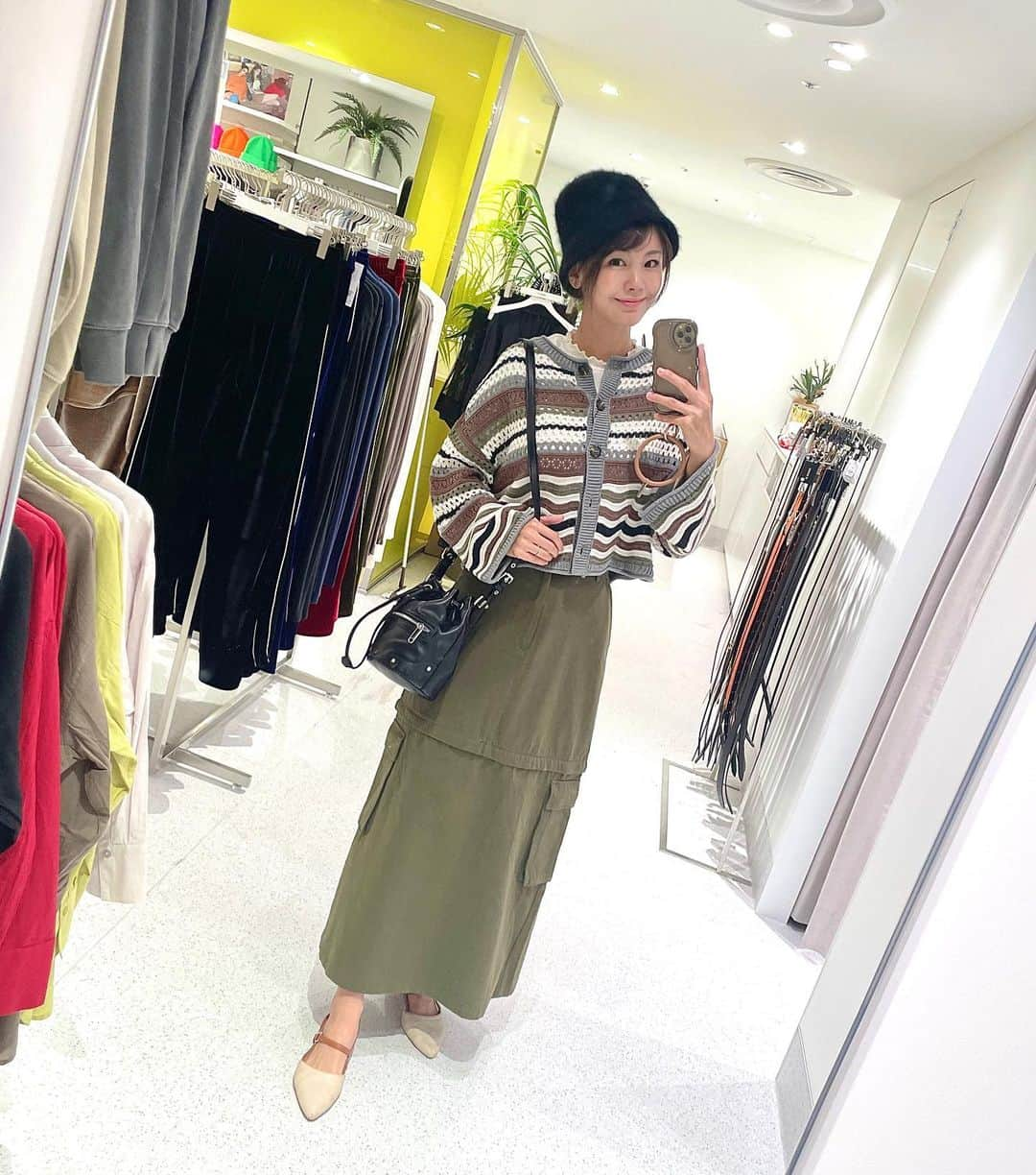 長谷川真美さんのインスタグラム写真 - (長谷川真美Instagram)「FOREVER 21が 9/15に #ジョイナス横浜 にオープン‼️ @forever21_jp   日本再上陸🇯🇵 私も学生時代、毎週のように お買い物に行っていた思い出が☺️  ほんとコスパが良くて 合わせやすいデザインのアイテムもたくさん💡 アクセサリーやシューズなどの小物も種類多いし 可愛いアイテムがたくさんだった…💓  ✔︎カーディガン ✔︎スカート ✔︎ファー帽子 ✔︎バッグ ぜーんぶFOREVER21のでコーデ💡  #サンリオコラボ もあって これは #サンリオファン たまらないのでは？！🥰  FOREVER 21の公式アンバサダー #青山テルマ さん #コラボアイテム も💡 @thelmaaoyama  “ピンク”をベースにした 海外のスーパーマーケットを表現してるんだって☺️✨ かわいいピンク色〜💕  オープン記念で #ノベルティ も貰えるよ🙌 ぜひ行ってみてね〜‼️ 開店ほぼ同時に行ってきたんだけど、 帰る頃にはすっごい人でした〜👀✨  @forever21_jp #PR #FOREVER21」9月16日 12時09分 - maami.hase