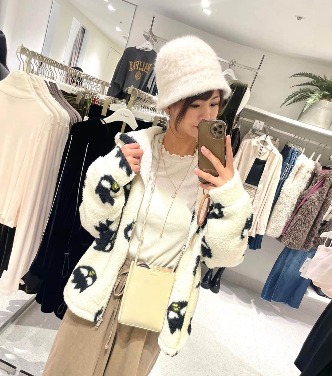 長谷川真美さんのインスタグラム写真 - (長谷川真美Instagram)「FOREVER 21が 9/15に #ジョイナス横浜 にオープン‼️ @forever21_jp   日本再上陸🇯🇵 私も学生時代、毎週のように お買い物に行っていた思い出が☺️  ほんとコスパが良くて 合わせやすいデザインのアイテムもたくさん💡 アクセサリーやシューズなどの小物も種類多いし 可愛いアイテムがたくさんだった…💓  ✔︎カーディガン ✔︎スカート ✔︎ファー帽子 ✔︎バッグ ぜーんぶFOREVER21のでコーデ💡  #サンリオコラボ もあって これは #サンリオファン たまらないのでは？！🥰  FOREVER 21の公式アンバサダー #青山テルマ さん #コラボアイテム も💡 @thelmaaoyama  “ピンク”をベースにした 海外のスーパーマーケットを表現してるんだって☺️✨ かわいいピンク色〜💕  オープン記念で #ノベルティ も貰えるよ🙌 ぜひ行ってみてね〜‼️ 開店ほぼ同時に行ってきたんだけど、 帰る頃にはすっごい人でした〜👀✨  @forever21_jp #PR #FOREVER21」9月16日 12時09分 - maami.hase