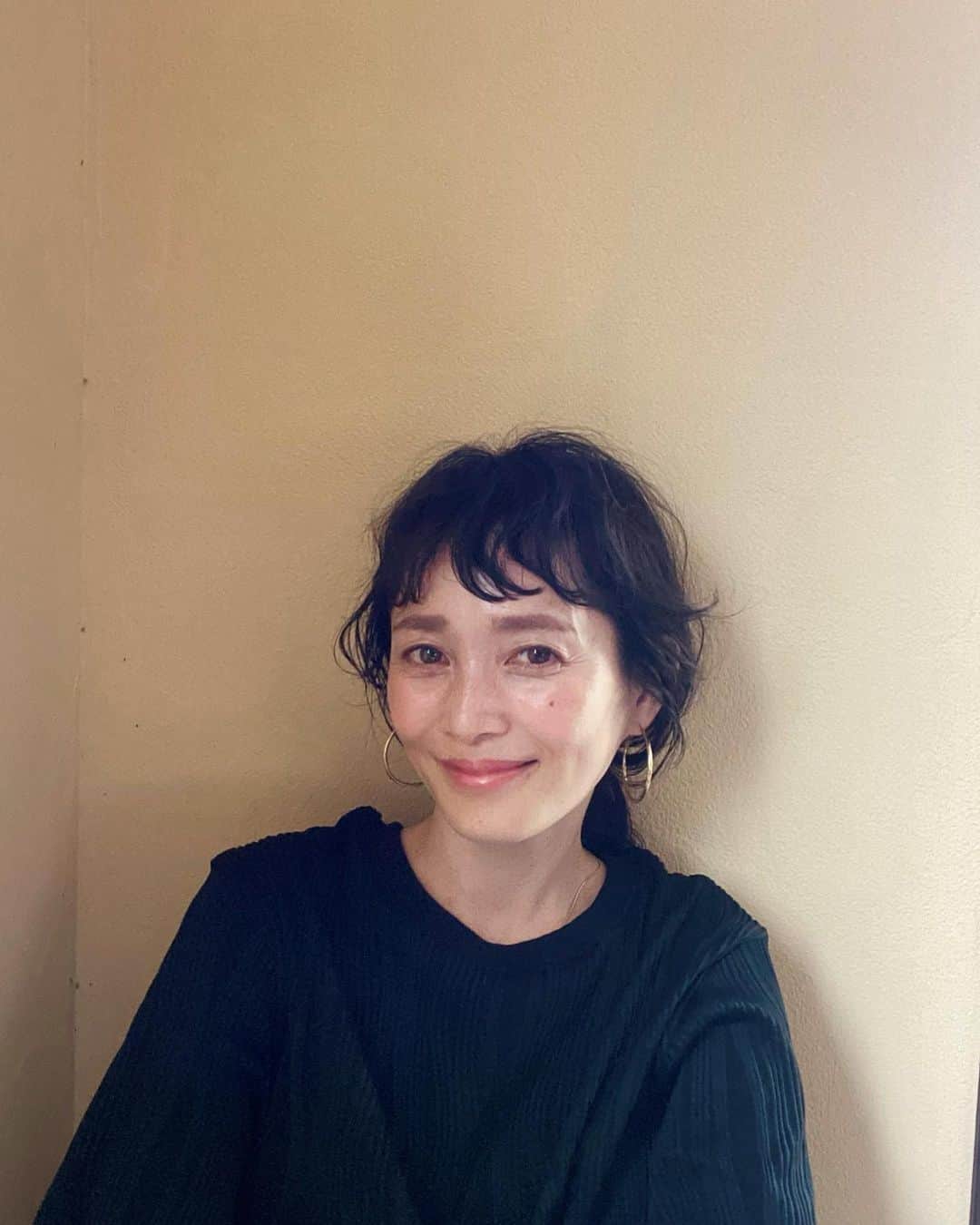 のインスタグラム：「✳︎ 8ヶ月ぶりのカットかも😳@iwainorihisa ✂︎ 今回は前髪だけでなく、顔まわりにもパーマをかけて動きをつくってもらったよ🦱（後ろは結んでます） ぴょんぴょん良い感じ♡  岩井さん今回もありがとうございました🥰 いつにも増して最高です！  #秋」