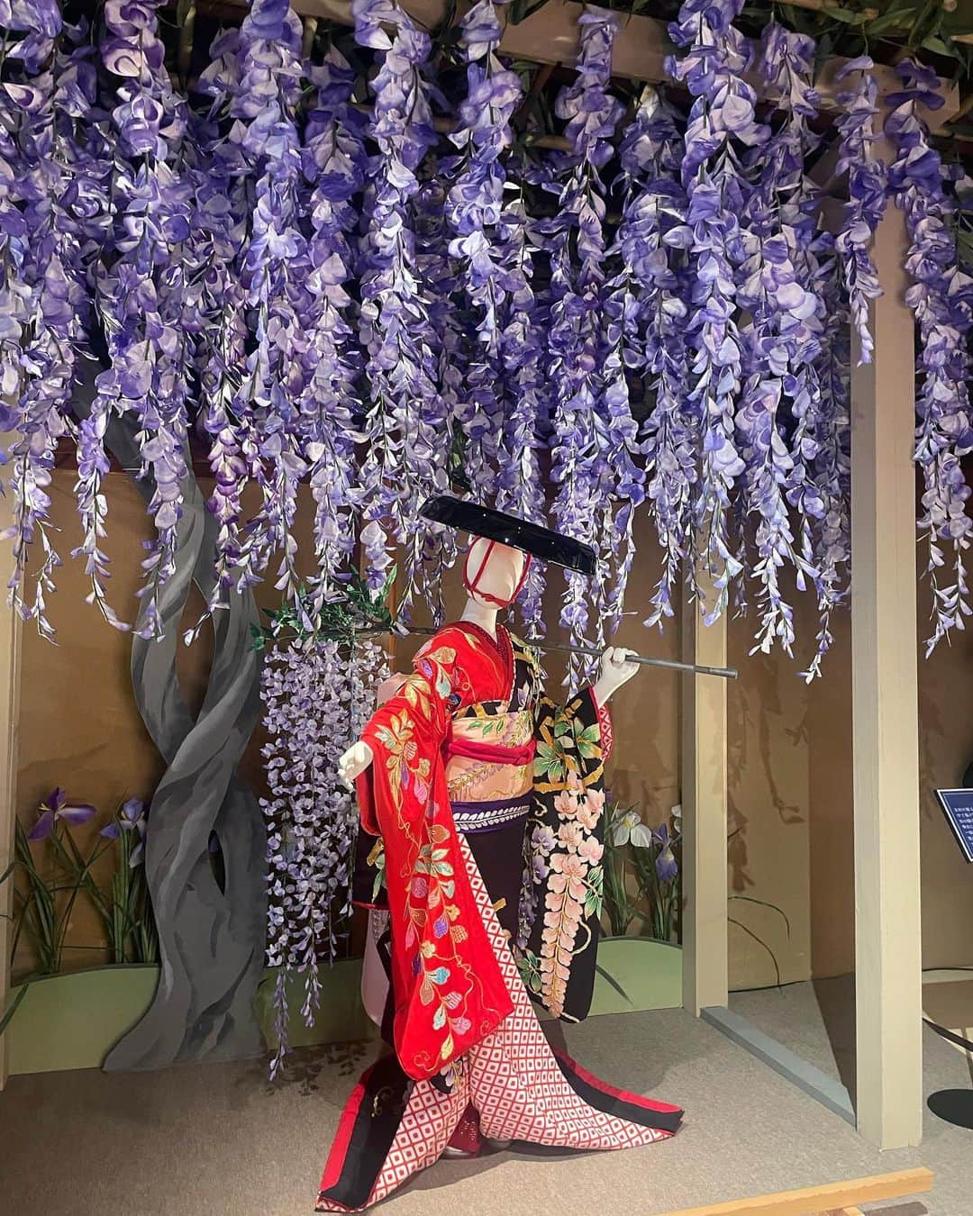 平岡映美さんのインスタグラム写真 - (平岡映美Instagram)「和のあかり×百段階段2023 ～極彩色の百鬼夜行～ ・ レッスンしていただいていた #一葉式いけ花 家元の粕谷尚弘先生の作品を見に…☺️🎋✨ ・ ホテル雅叙園東京にて開催されており、高校生の時からこの時期の毎年の楽しみなのです。 ・ 日本ならではの雅な世界は、 素晴らしく、素敵で、神秘的で… あまりの美しさに少し怖くなってしまうような。 あかりや音楽、お花に魅せられました。 また来年も楽しみにしております。 ・ #和のあかり2023 #wanoakari2023 #ホテル雅叙園東京 #ホテル雅叙園 #ホテル雅叙園東京百段階段 #雅叙園百段階段 #雅叙園東京 #百段階段 #百段階段和のあかり #百段階段2023」9月16日 12時17分 - eimi_hiraoka_official