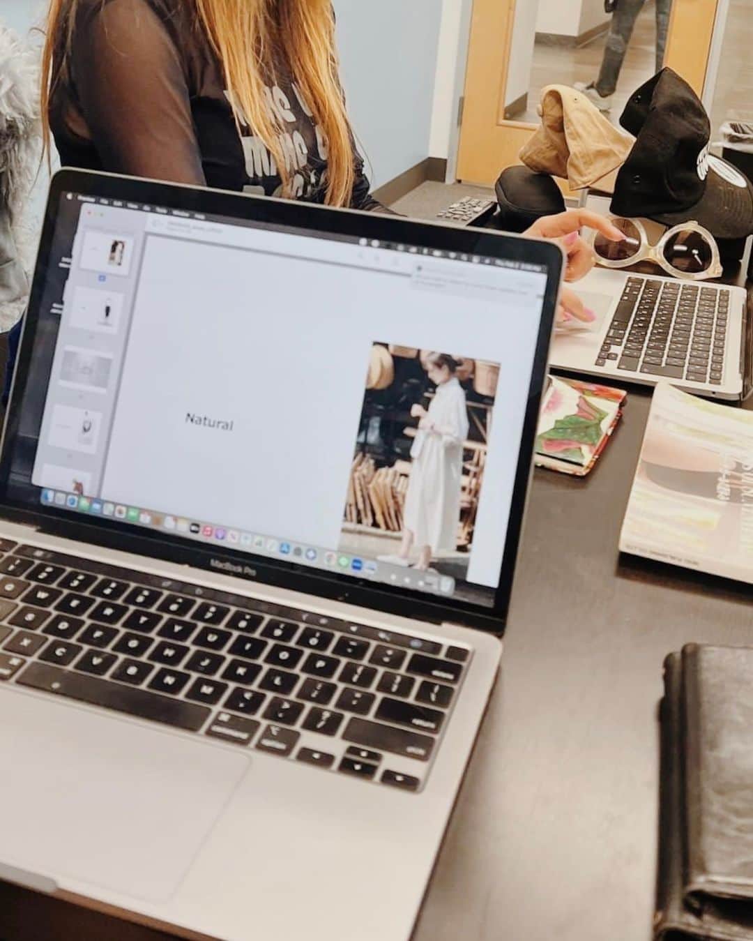 CLEAさんのインスタグラム写真 - (CLEAInstagram)「@kazuemizushima 先生から学ぶ ファッションスタイリング授業🇺🇸  日本とLAで活躍されているKazue先生の授業では トレンドのアイテムを使い実践しながら、 スタイリング術を教えてもらいます🧢👖  ファッションスタイリストやディレクター等の、 ファッション関連の様々な仕事内容だけでなく、 Kazue先生自身の経験から 培った術を学ぶこともできます✨  また、近年はサスティナブルに力を入れており、 サスティナブル先進国のアメリカ・LAでKazue先生から ファッション界のサスティナブルについて学ぶことができるのは、 これからより活躍出来る人材になるための、 大きな財産になるはず💡  展示会や現地ストアに引率してくださることもあり、 その際はリアルな仕事現場を目で見て 学ぶこともできちゃいます👀🔥  Kazue先生のもとで インターンが出来る事もあり(タイミングにより) 卒業後、アシスタントになれるチャンスも…🫢💞  #LYFCO #スタイリスト #ロサンゼルス留学 #ファッション留学 #留学生活」9月16日 12時33分 - lyfco_global