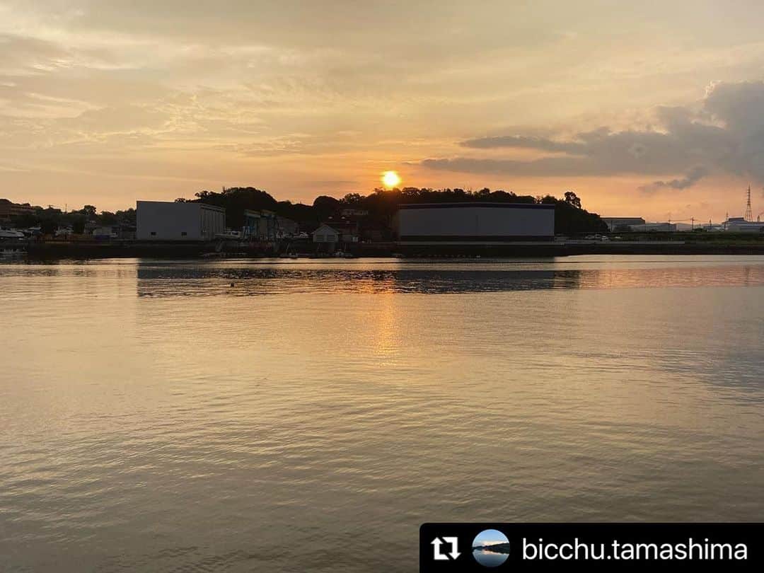 倉敷市さんのインスタグラム写真 - (倉敷市Instagram)「#クラシキブンカ に投稿された作品からいいなと思う作品をリポストさせてもらっています。  @bicchu.tamashimaさんの作品です。 よろしくお願いします。  #Repost @bicchu.tamashima with @use.repost ・・・ 今朝は早朝からじんわりと暑い玉島です🌤️  写真は柏島の玉島みなと公園から見た朝焼けです  おだやかに揺らめく水面も空のグラデーションも溜め息が出るほど美しい風景でした🌄  #備中玉島 #玉島 #岡山 #倉敷 #クラシキブンカ #朝焼け #朝日 #水辺の風景 #水玉ブリッジ #備中玉島のいい日和」9月16日 12時33分 - kurashiki_city