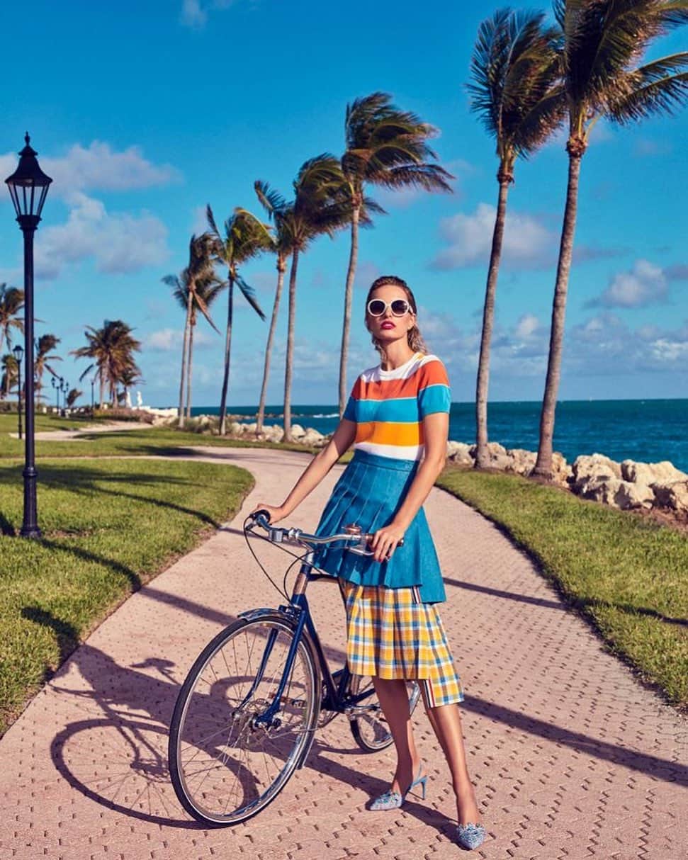 カロリナ・クルコヴァのインスタグラム：「Weekend Ready. 🧡」