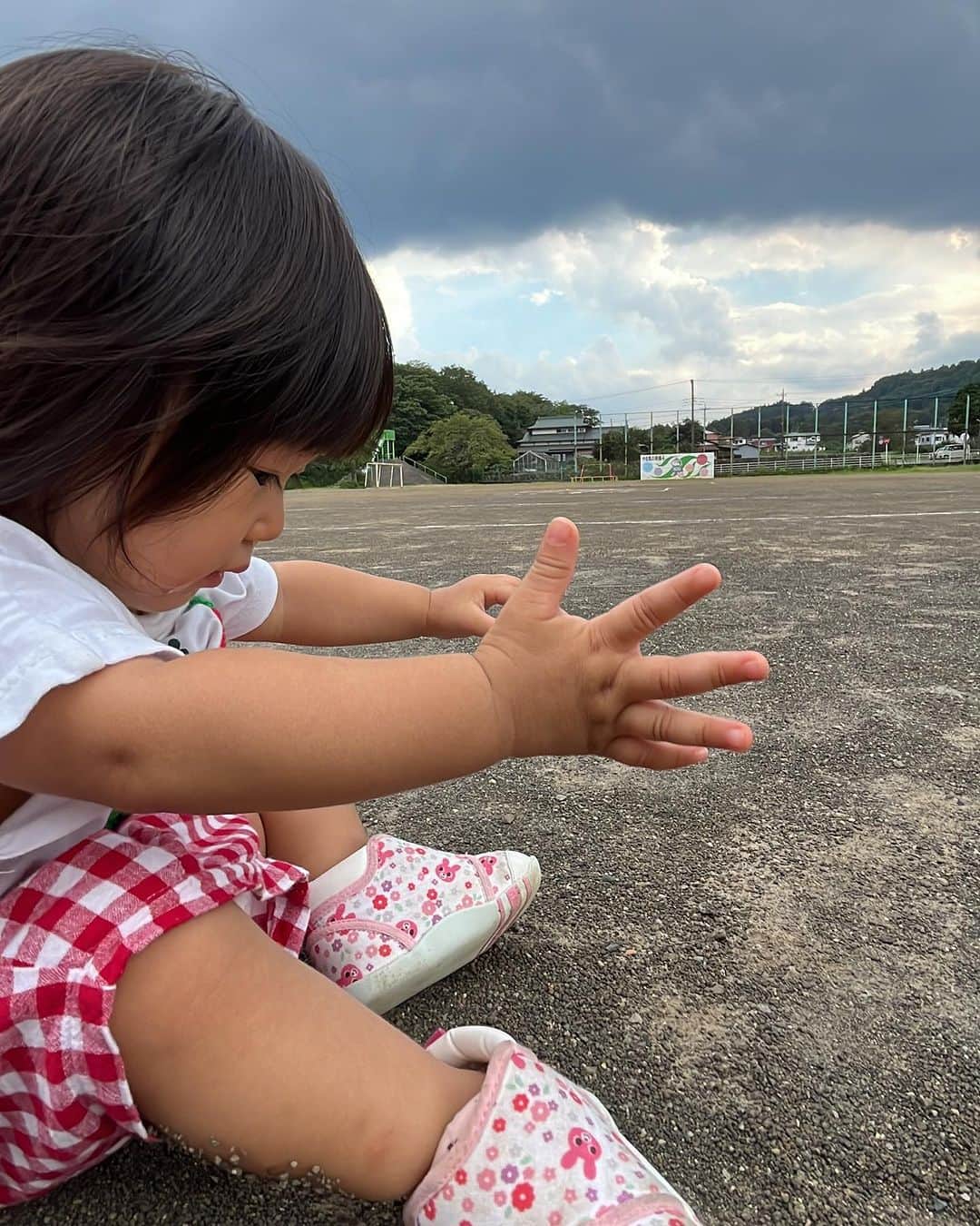 悠希さんのインスタグラム写真 - (悠希Instagram)「砂利、土の感触を味わってる 初めて見るもの触るもの きっとすごい刺激だよね」9月16日 12時31分 - jr_yk
