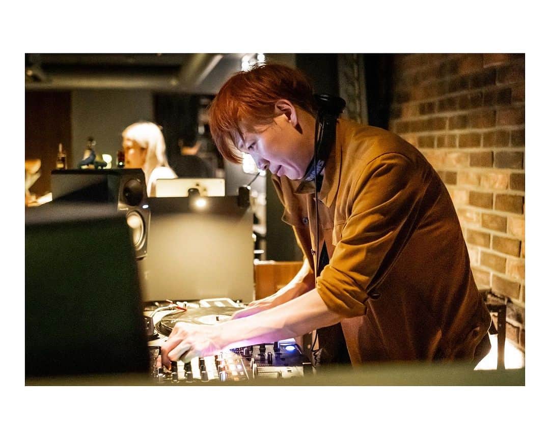 のインスタグラム：「Counter Club 水曜日の枠に参加させていただきました。R&B中心でゆったりと楽しませてもらいました。 もう少しあの辺り流してたら良かったかなぁと思ったので… また、参加させてもらえたら雰囲気見て流したいと思います。  平日ですが、遊びに来てくれたみなさんありがとうございました♪  そして共演者のみなさま、いつも優しいスタッフのみなさま、仲間に入れていただきありがとうございました。  また、お願いします！  #djuichi #下北沢  📸 @yuta_photo_0823」