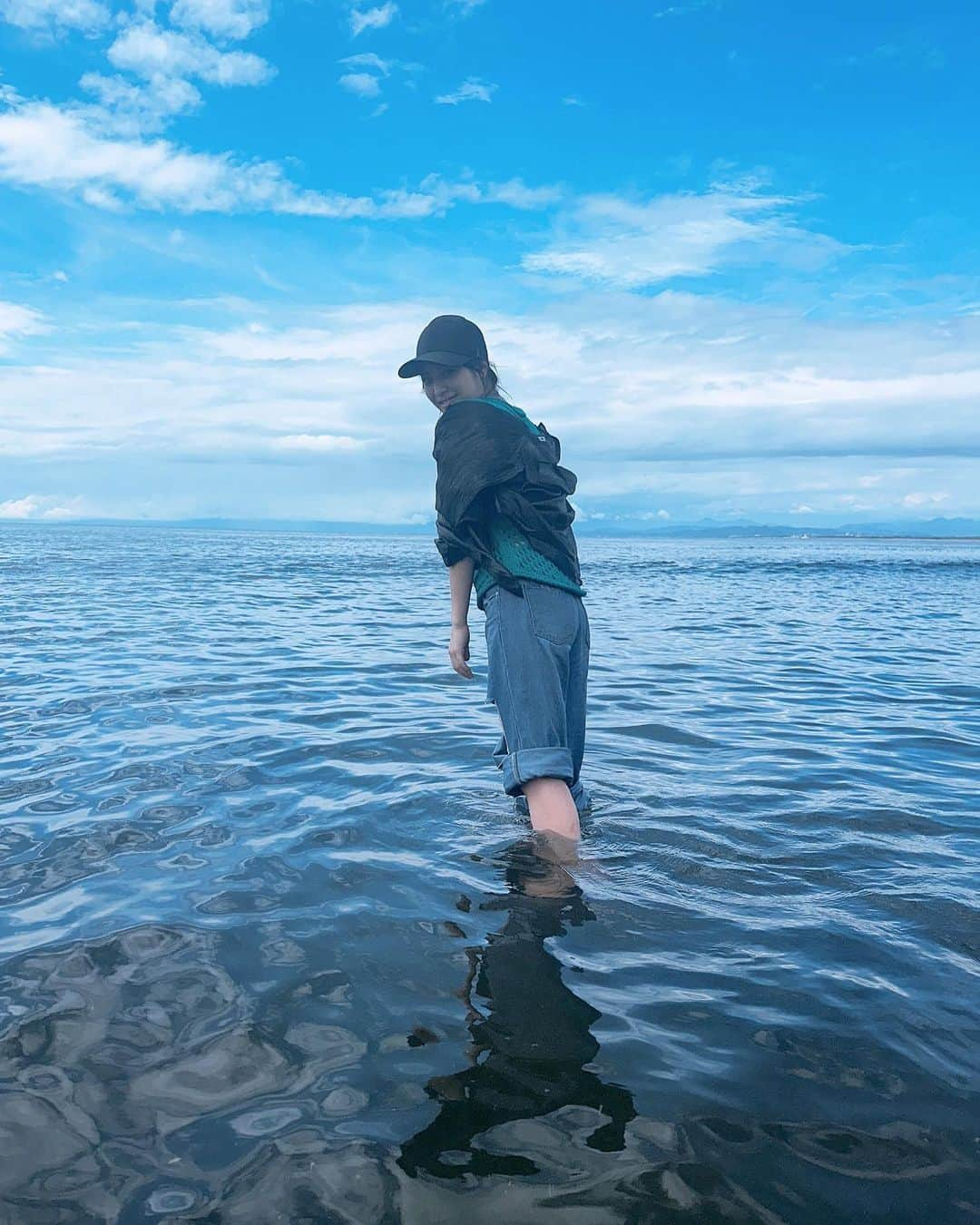 蒼木るいのインスタグラム：「海に行く予定じゃなかったけど気がついたら海にいて気がついたら入ってた🤔🤔🤔🤔  足まくってるけど頭までしっかり入ってビショビショ🤣🤣  #思いつきで行動しがち #江ノ島海岸」