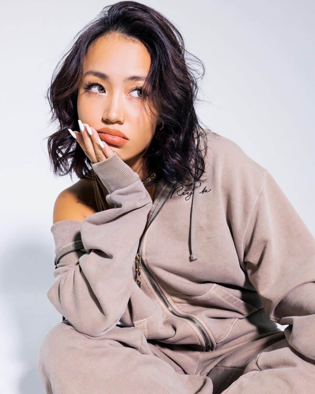 RIEHATAのインスタグラム：「NOW ON SALE🧸  🍁 #RIEHATA ✖︎ @atmos.pink_official 🍁  オンライン🛍はハイライトから #riehata_atmospink」