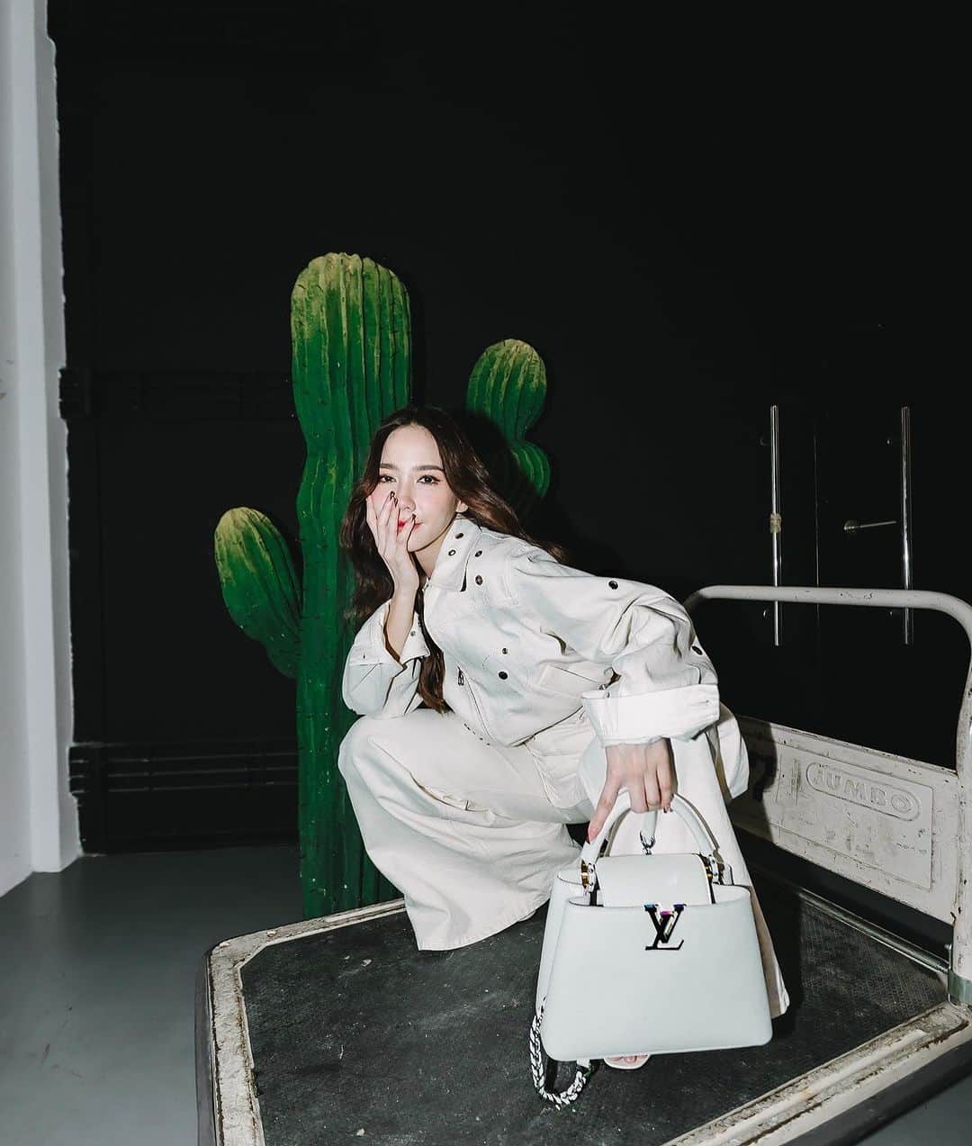 アム・パチャラパーのインスタグラム：「#Louisvuitton @Louisvuitton」