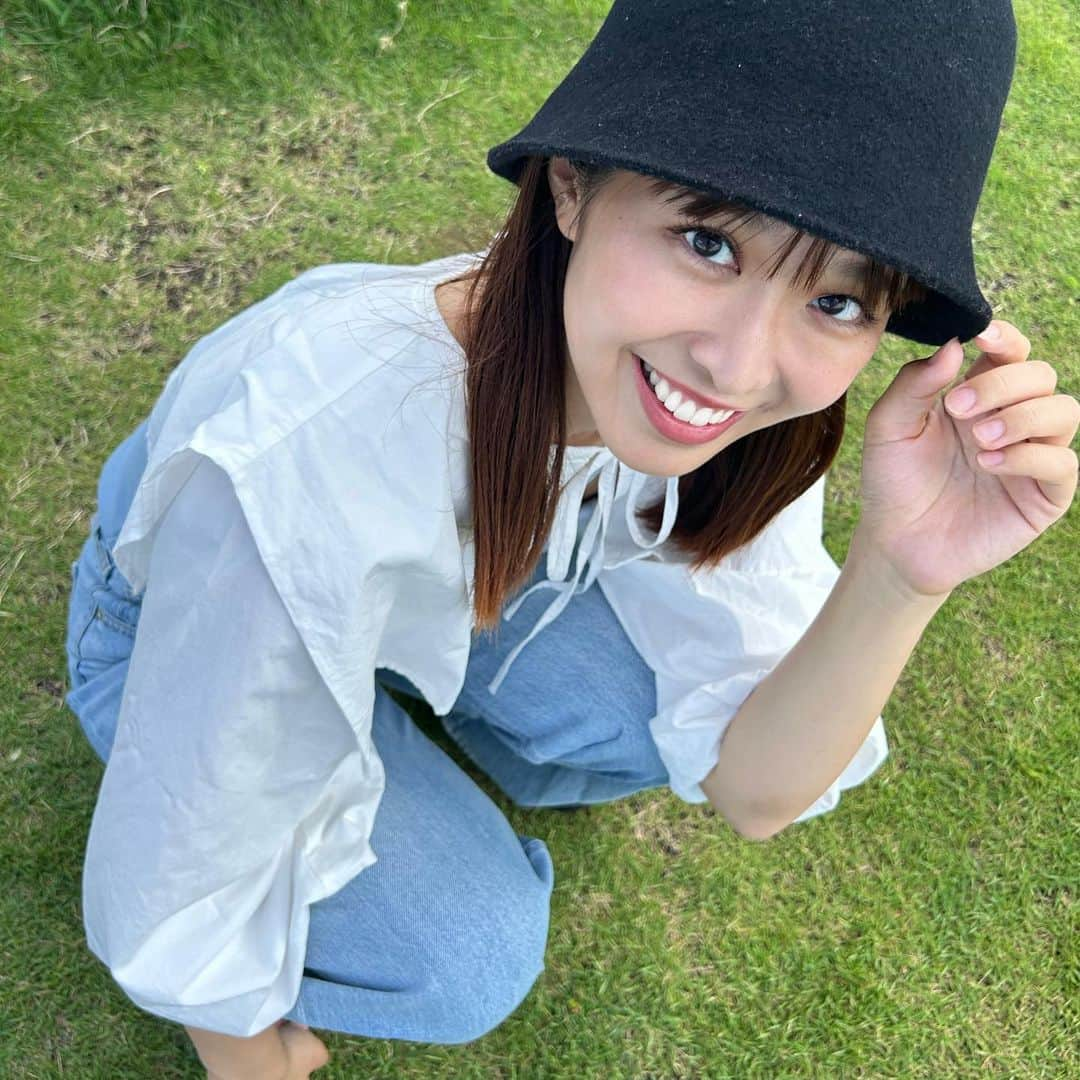 坂田茉世のインスタグラム：「お久しぶりです！ 髪の毛が伸びました〜 ここまでせっかく伸ばしたのでもう少し伸ばしてみようと思います💡 でも正直なところ、ボブの長さも好きなので、どちらがいいか検討中ではあります💭  そしてここは大野市の道の駅「荒島の郷」です！広い芝生と連なる山々の景色に癒されました🙏🏻」