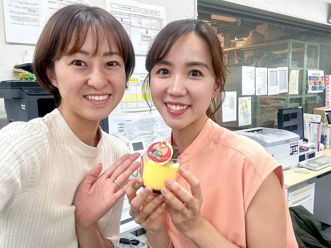 大槻瞳のインスタグラム：「【Bunzo✖️駅テレマルシェ】 本日発売したコラボ商品「生チョコカヌレプリン」を 試食させてもらいました。 プリンの上にチョコレート味のカヌレ、 りんごのソテー、りんご丸チョコが添えられた 〝「美味しい」が てんこ盛り〟なスイーツ。 華やかでありながら、飯山市の地産地消に こだわった一品です。  菜の花みゆき卵を使用したコクのあるプリンと、 チョコレートを纏った濃厚なカヌレが すごくマッチしていて…衝撃の出合いでした！  塩崎農園さんのりんごは、ジューシーなサンつがるが キャラメルで丁寧に炒められていて、 リッチな味わいになっています🍎  生チョコの生みの親・小林正和さんのご協力のもと、 中野ちゃんが頑張って進めてきた企画です。 是非お召し上がりください🍫   ◎販売について　 ・本日　限定70個　※抽選 ・19日〜22日　abnカフェ駅前テラスにて限定20個　 ・23日　奥信濃 いいやまショコラの森 Bunzoにて限定30個　※おひとり様2個まで  #駅前スイーツプロジェクト #駅テレマルシェ #スイーツ部 #長野県 #飯山市 #飯山 #飯山グルメ #長野市 #信州 #信州グルメ #長野スイーツ #長野グルメ #チョコ #プリン #カヌレ #りんご #スイーツ巡り #スイーツ部 #스위트　#カフェ #長野県カフェ #生チョコ #美味しいもの #長野朝日放送 #アナウンサー #nagano #sweets #chocolate」