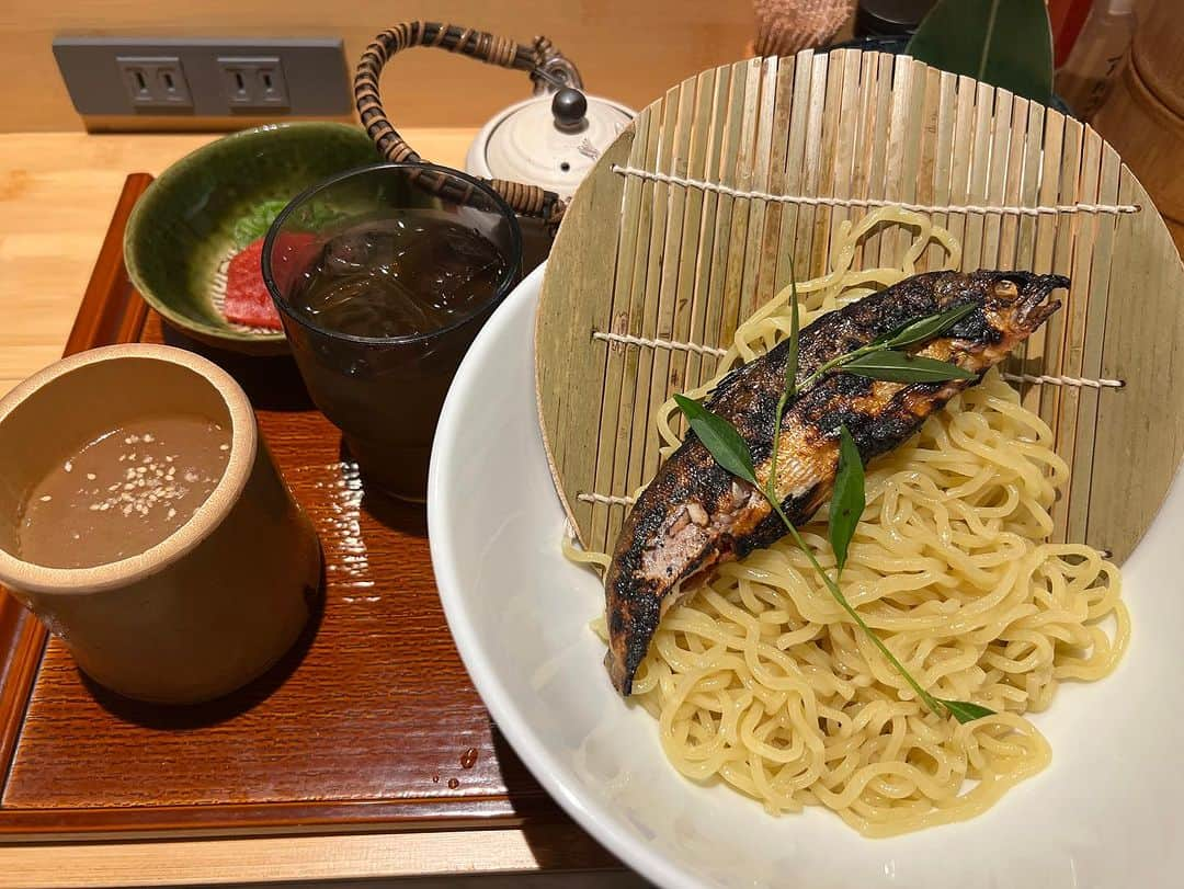 本谷亜紀のインスタグラム：「虎ノ門ヒルズで鮎ラーメン＋🍜今回は冷たい方にしてみたよ！これが想像以上においしく、楽しくて😋  ㅤㅤㅤㅤㅤㅤㅤㅤㅤㅤㅤㅤㅤ 鮎の煮こごりのとろみのあるつけ汁につめたい麺をつけるの。それから鮎の特製フレークが乗ったご飯にも煮こごりをかけたりお出汁をかけたり、お茶で割ったりとすごく楽しめた☺️昼から少し豪華な気分になれました💓 #鮎ラーメン ＃虎ノ門ヒルズ　#虎ノ門ランチ  #ラーメン #らーめん #麺スタグラム #つけ麺 #ランチ #中華そば」