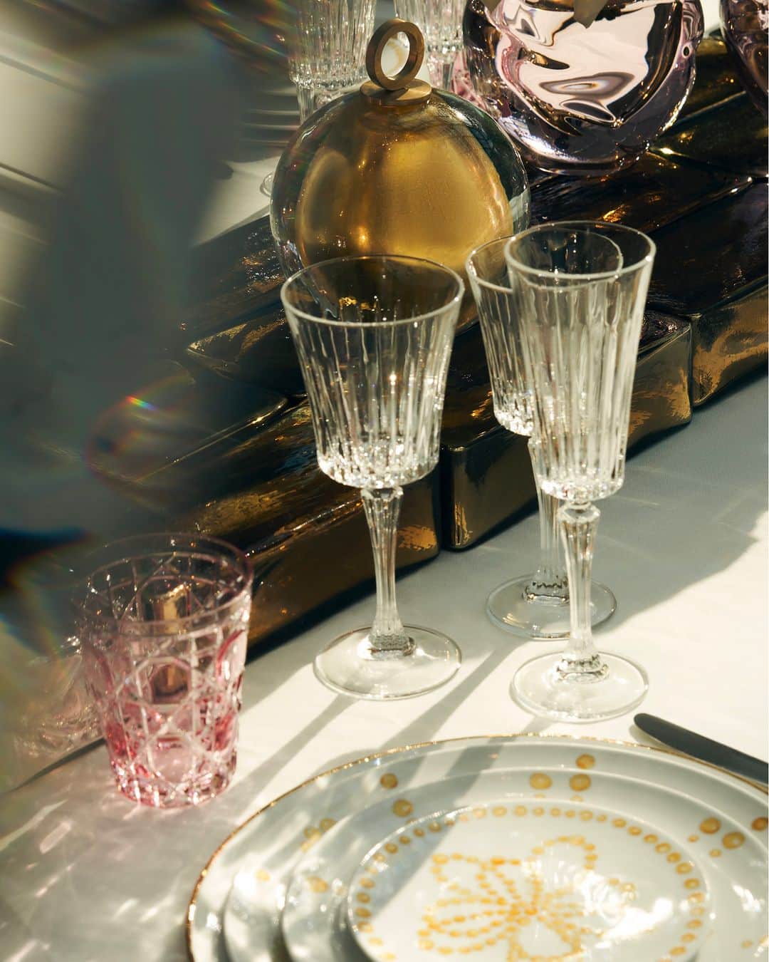 のインスタグラム：「Take a closer look at the mesmerizing @DiorMaison table setting, where glistening accents and gold details converge to create a dining experience that exudes the excellence of crystal and porcelain elegance. This sumptuous celebration is a tribute to the House fragrance 'L’Or de J’adore,' masterfully crafted by @FrancisKurkdjian_Private, set against the idyllic backdrop of the picturesque @BrooklynBotanic. © @EmilySoto」