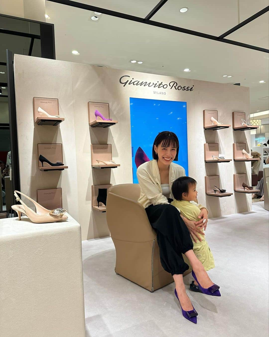 小西翼さんのインスタグラム写真 - (小西翼Instagram)「. @GianvitoRossi のPOP UP へ✨  宝石のようなキラキラに 目が惹かれる「Jaipur (ジャイプール)」シリーズ 💎👠✨  靴が一気に主役になる。  阪急うめだ本店先行販売している商品もありました😍  阪急うめだ本店 4F コトコトステージ  #PR#Gianvitorossi #MyGianvito」9月16日 12時55分 - tucha_k