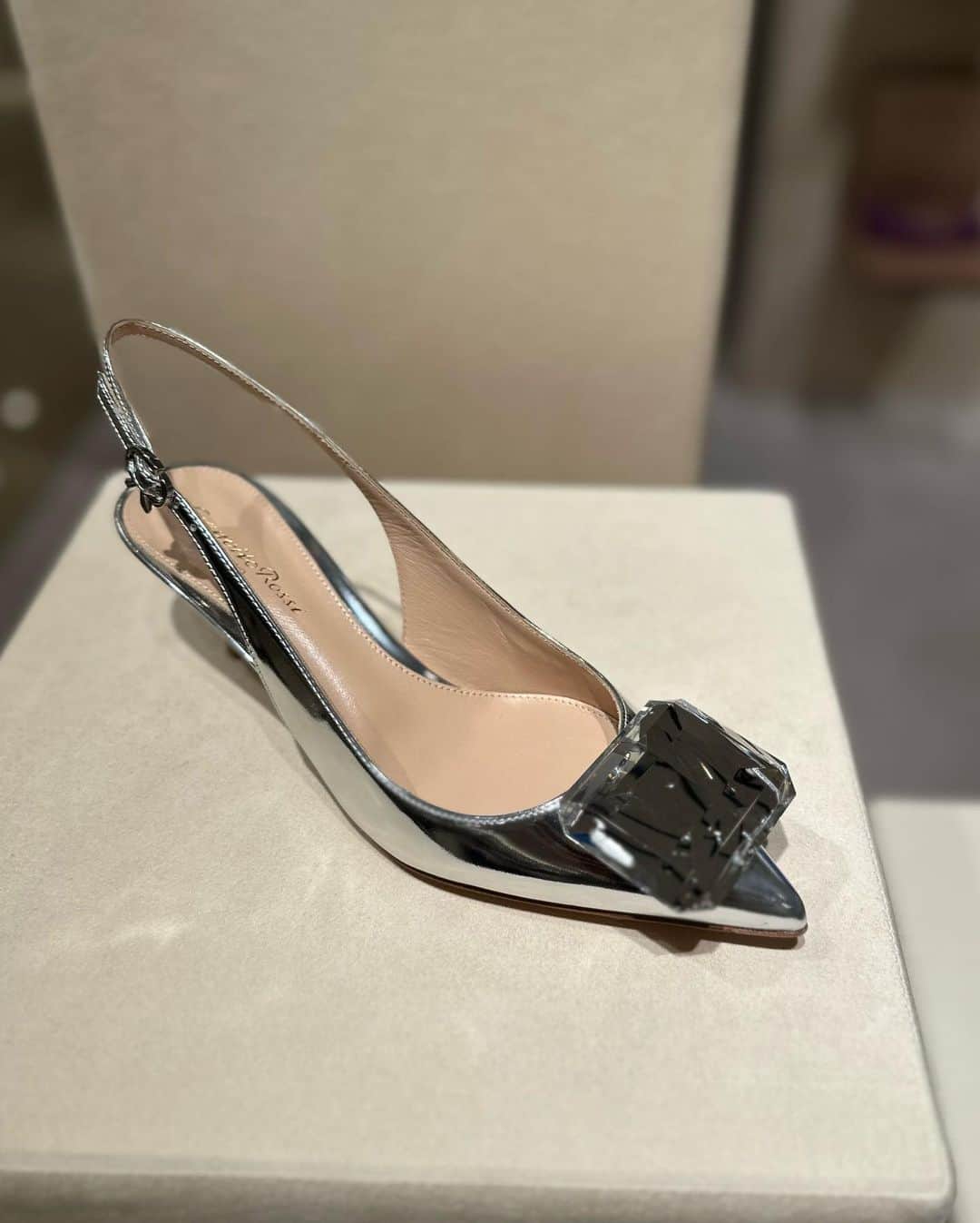 小西翼さんのインスタグラム写真 - (小西翼Instagram)「. @GianvitoRossi のPOP UP へ✨  宝石のようなキラキラに 目が惹かれる「Jaipur (ジャイプール)」シリーズ 💎👠✨  靴が一気に主役になる。  阪急うめだ本店先行販売している商品もありました😍  阪急うめだ本店 4F コトコトステージ  #PR#Gianvitorossi #MyGianvito」9月16日 12時55分 - tucha_k
