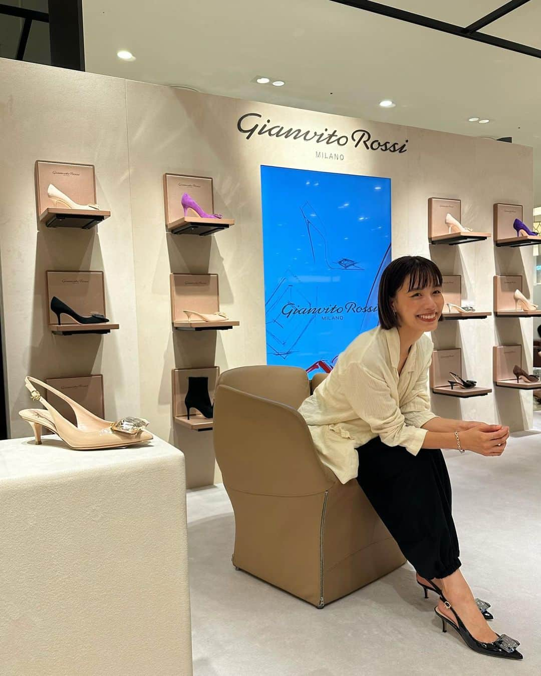 小西翼さんのインスタグラム写真 - (小西翼Instagram)「. @GianvitoRossi のPOP UP へ✨  宝石のようなキラキラに 目が惹かれる「Jaipur (ジャイプール)」シリーズ 💎👠✨  靴が一気に主役になる。  阪急うめだ本店先行販売している商品もありました😍  阪急うめだ本店 4F コトコトステージ  #PR#Gianvitorossi #MyGianvito」9月16日 12時55分 - tucha_k