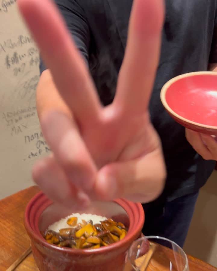 ケス Keisuiのインスタグラム：「土鍋キング👑  ①土鍋キングは土鍋から手✌️出てきますよ ②アジフリャイ ③おすし🍣 おしのぎじゃなくてお忍び🥷 ④おさしみ様『刺身定食じゃないからね』 ⑤🦑ちゃん ⑥熱々なので一気飲みした おわん🥣 ⑦尊いよ @osaki_yuka_mamiya  ⑧キノコ🍄ご飯🍚 ⑨本日のデザート『ほんとに出すの？』  このデザート🍨めちゃ美味しかったです😂😂😂 いつもありがとうございます🙏」