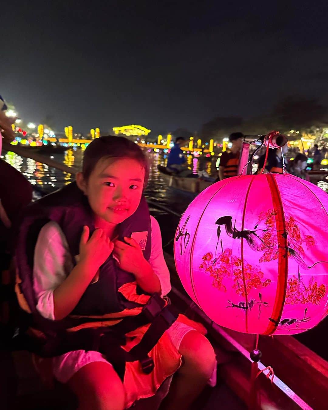 亜弥さんのインスタグラム写真 - (亜弥Instagram)「🇻🇳🏮 唯一行きたかった所 世界遺産の街"Hội An" トゥボン川でボートにも乗ったよ。気持ちいいんだけどライフジャケットを着ないといけなくてかなり汗だく🫠 ランタンの灯りと灯篭流しの光が美しかった💖  街はレトロでどこを撮っても可愛いしまた行きたい🥰 次はもっとリサーチして行きます📝  #ベトナム #ホイアン #世界遺産 #HOIAN #街に溶け込む子供達 #ミッキーにも会えたよ」9月16日 12時58分 - _ayaaa19_