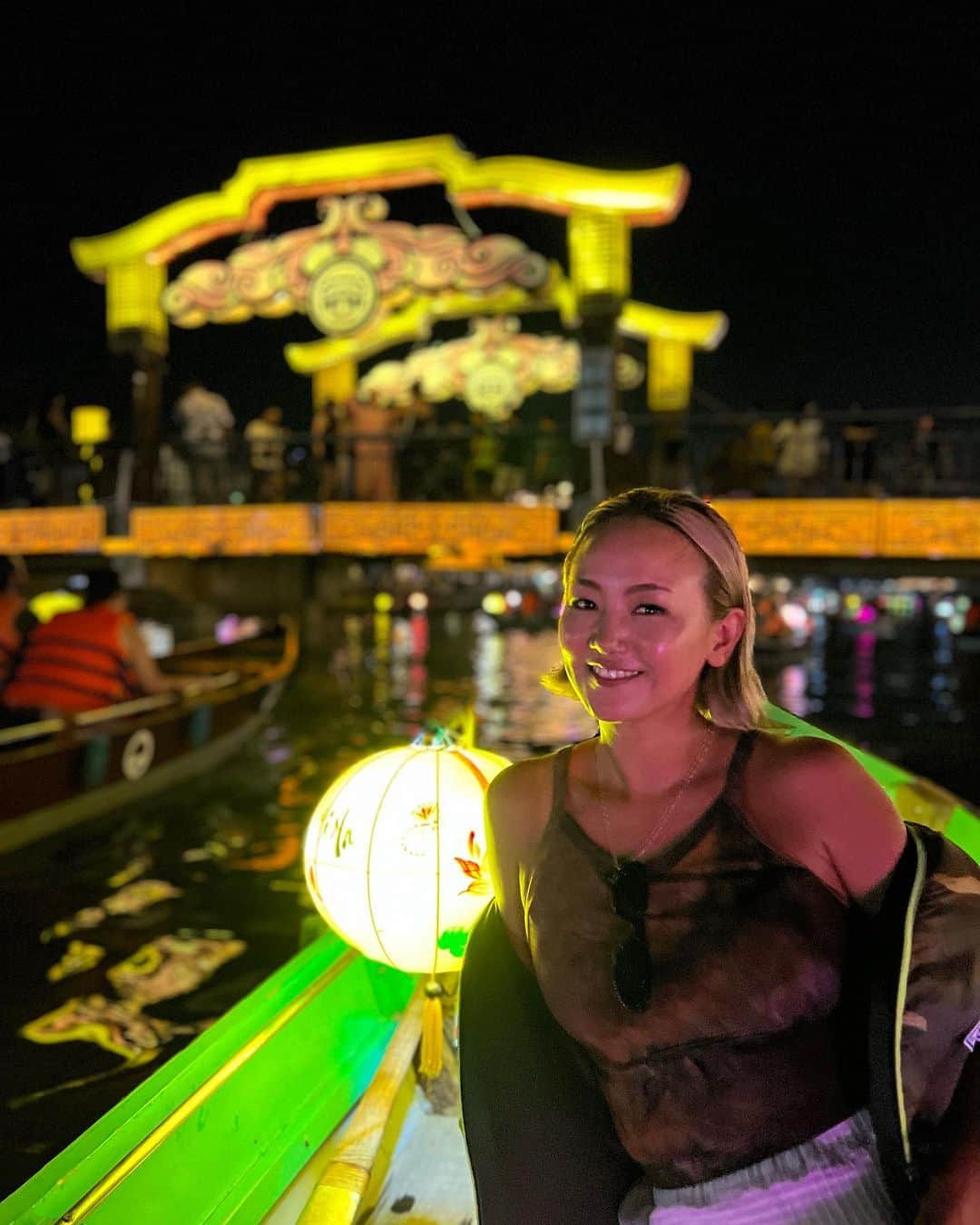 亜弥さんのインスタグラム写真 - (亜弥Instagram)「🇻🇳🏮 唯一行きたかった所 世界遺産の街"Hội An" トゥボン川でボートにも乗ったよ。気持ちいいんだけどライフジャケットを着ないといけなくてかなり汗だく🫠 ランタンの灯りと灯篭流しの光が美しかった💖  街はレトロでどこを撮っても可愛いしまた行きたい🥰 次はもっとリサーチして行きます📝  #ベトナム #ホイアン #世界遺産 #HOIAN #街に溶け込む子供達 #ミッキーにも会えたよ」9月16日 12時58分 - _ayaaa19_