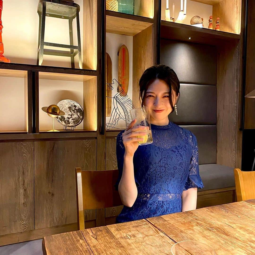 太田英里さんのインスタグラム写真 - (太田英里Instagram)「🍸 大阪で、女子会にぴったりな お洒落なバーを発見🫣💙 カクテルがとっても美味しかった🥹🍸  話は変わりますが、 先日公開された東海オンエアさんの YouTubeを観てフォローしてくださった 皆様ありがとうございます🥹🫶 反響が大きくてとても嬉しかったです☺️ 皆様にお知らせしたいことがたくさんあるので 今後も楽しみにしていただけたら嬉しいです🫶   #モクシー大阪新梅田 #モクシー #マリオット #marriott #bonvoy #bar #カクテル #ドレス #コーデ #ドレスコーデ #ワンピ #レースドレス #レースワンピ #女子会 #ヘアアレンジ #juliaboutique #大阪 #portrait #ホカンス」9月16日 12時59分 - eririiin56