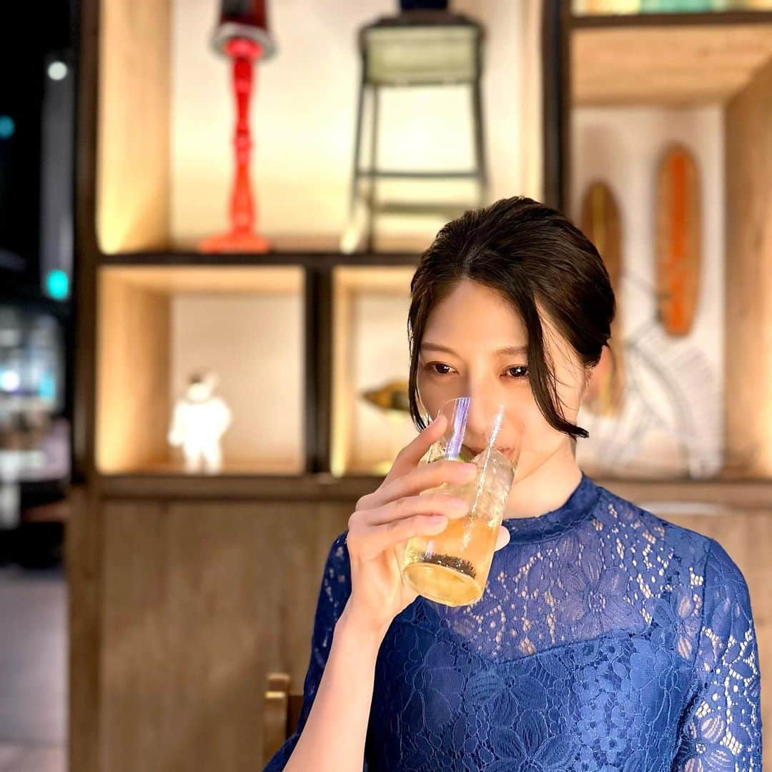 太田英里のインスタグラム：「🍸 大阪で、女子会にぴったりな お洒落なバーを発見🫣💙 カクテルがとっても美味しかった🥹🍸  話は変わりますが、 先日公開された東海オンエアさんの YouTubeを観てフォローしてくださった 皆様ありがとうございます🥹🫶 反響が大きくてとても嬉しかったです☺️ 皆様にお知らせしたいことがたくさんあるので 今後も楽しみにしていただけたら嬉しいです🫶   #モクシー大阪新梅田 #モクシー #マリオット #marriott #bonvoy #bar #カクテル #ドレス #コーデ #ドレスコーデ #ワンピ #レースドレス #レースワンピ #女子会 #ヘアアレンジ #juliaboutique #大阪 #portrait #ホカンス」