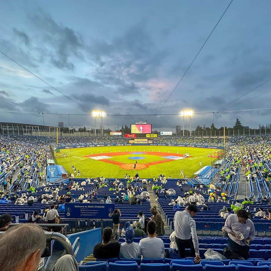 酒主義久さんのインスタグラム写真 - (酒主義久Instagram)「昨日はスワローズ対ベイスターズ戦の実況⚾️  解説の野村弘樹さん、ありがとうございました！  2月のキャンプ中継から始まったスワローズ戦中継も、今シーズン僕は昨日が最後でした😭 やっぱり野球は楽しいし、声出しの応援は最高だなと改めて感じるシーズンでした！  また来年も宜しくお願い致します！  #フジテレビ #アナウンサー #プロ野球 #baseball #ヤクルトスワローズ #ベイスターズ #野村弘樹 さん #酒主義久 #swallows #baystars」9月16日 13時09分 - yoshihisa_sakanushi