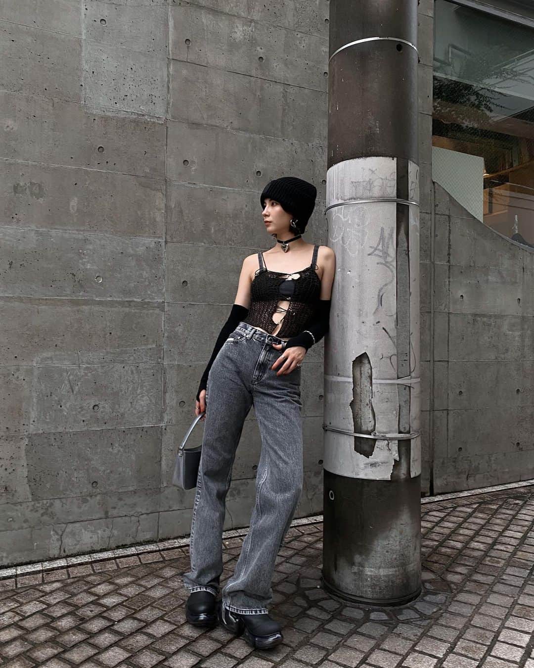 マリークレアのインスタグラム：「* この2日の私服〜 #marieclaire_fashion_   新しいブーツとデニムと ニット帽とバッグ🤩  夏が終わる前に 自分で編んだトップスを着回し🖤  #handmadetops #knitting」