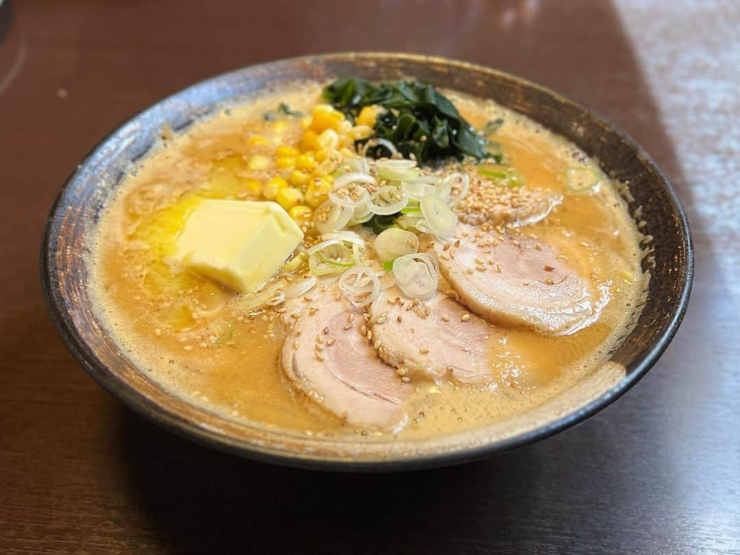 SUSURUのインスタグラム：「地元の弘前市代表の味噌ラーメン。 ニンニクガツンど効いででめ〜よ。 バター溶がせばスープ止まんねぐなるはんで気つけでけ。 #susuru_tv #ラーメンだるまや #弘前市 #青森 #みそチャーシューメン #うまい  #ラーメン #らーめん #ramen #ラーメン部 #ramennoodles #毎日ラーメン生活 #麺スタグラム #japaneseramen #japanramen #foodstagram #foodie #noodles #instanoodle #instaramen #instafood #青森ラーメン #味噌ラーメン #バター」