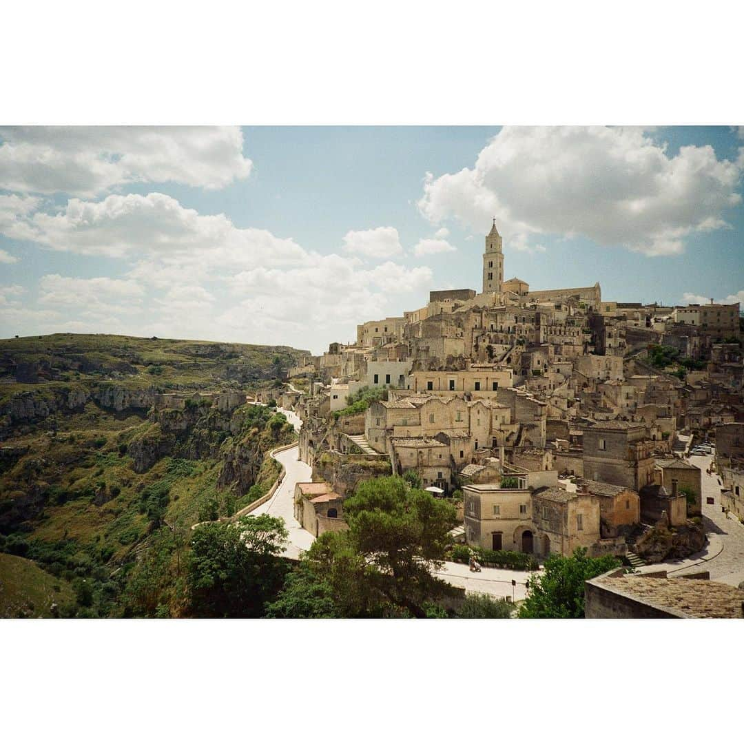 ペ・ジョンナムのインスタグラム：「Matera film photo 😃📸🎞️🎞️🎞️ #rollei35classic #filmphotography #노보정노필터 #배작가」