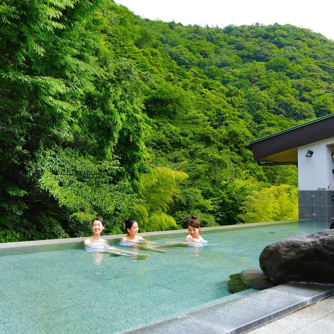 【公式】箱根湯本温泉 天成園さんのインスタグラム写真 - (【公式】箱根湯本温泉 天成園Instagram)「♨️  《 #温泉宿ホテル総選挙2023 》エントリー中📱 本日からSNS投票がスタートしました✨ この投稿へのいいねが当館の票数に繋がります♨️  ⏰2023/10/15 16:00 まで投票可能です🗳 ぜひ「いいね👍🏻」で応援よろしくお願いします🎌  「温泉宿・ホテル総選挙2023」特設サイトにて Web投票も受付中です✨ ⬆️ 応援投票すると1万円分の宿泊券が当たる キャンペーンも開催中！ ぜひこちらもチェックしてくださいね👀  #箱根湯本温泉天成園 #温泉宿ホテル総選挙2023 #温泉宿ホテル総選挙 #SNS投票実施中 #箱根 #天成園 #日帰り温泉 #温泉 #温泉旅行 #温泉旅館 #箱根旅行 #箱根湯本 #tenseien #hakone #onsen」9月16日 13時10分 - tenseien_hakoneyumoto