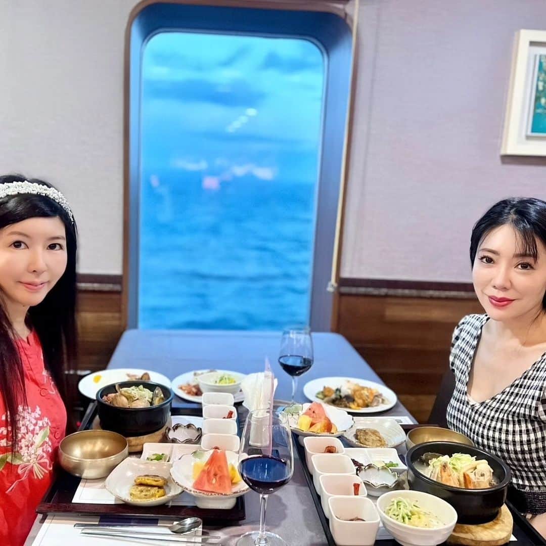 今堀恵理のインスタグラム：「大阪⇔釜山 クルーズで行きました✨  @panstarcruise_jp   船内はライブでもお見せしましたがお食事はご紹介してなかったのでこちらの投稿で💓  デラックススイートをシングルユースでゆったり寛ぎながら往復しました💕 スイートにはVIPラウンジに入れるカードがついててコーヒーやビールが飲み放題  お食事は行きも帰りも特別ディナーとモーニング☕🍞🌄 豪華で食べきれななったよ 行きのディナーは鮑入りサムゲタン 帰りのディナーは韓牛のステーキ ワインまで付いてます❤️  夜はライブとのど自慢大会で楽しみました  地平線に見てる海を眺めながら入る大浴場とサウナもあります😆  寝る前にはアロママッサージを受けて疲れが取れた🎵  たまにはゆったりクルーズで行く旅行もオススメです😆  #釜山旅行 #busan #クルーズ旅行 #韓国旅行 #パンスタークルーズ #旅行インフルエンサー #korea #travel Pr」