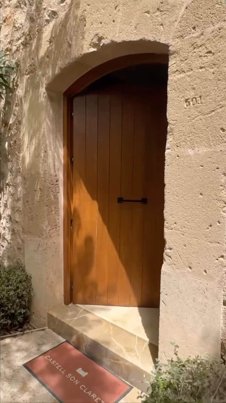 松林裕香のインスタグラム：「🇪🇸  マヨルカ島で泊まったもうひとつのホテルは"castell son claret"  敷地に入る時の門がすごくくテンション上がる。  この日は夜オペラが上映されました！  📍castell son claret  ---------------------------  Another hotel I stayed at in Majorca was"castell son claret"  The gate to enter the property is very exciting.  There was an Opera being shown in the evening!  #Mallorca#スペイン#マヨルカ島#Spain#ラグジュアリーホテル#世界のホテル#ホテル巡り」