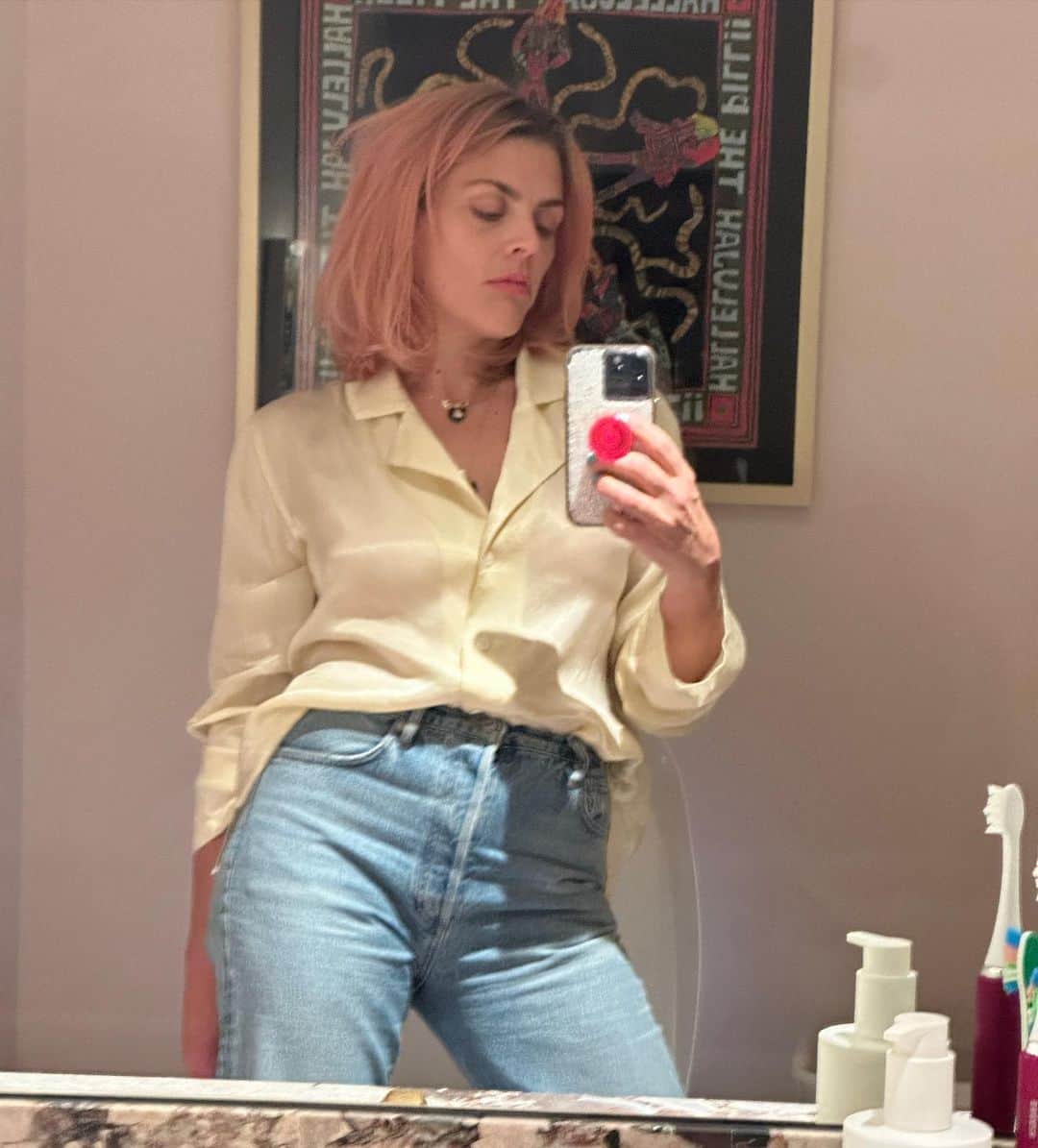 ビジー・フィリップスのインスタグラム：「time isn’t holding up: time isn’t after us. Happy New Year.」