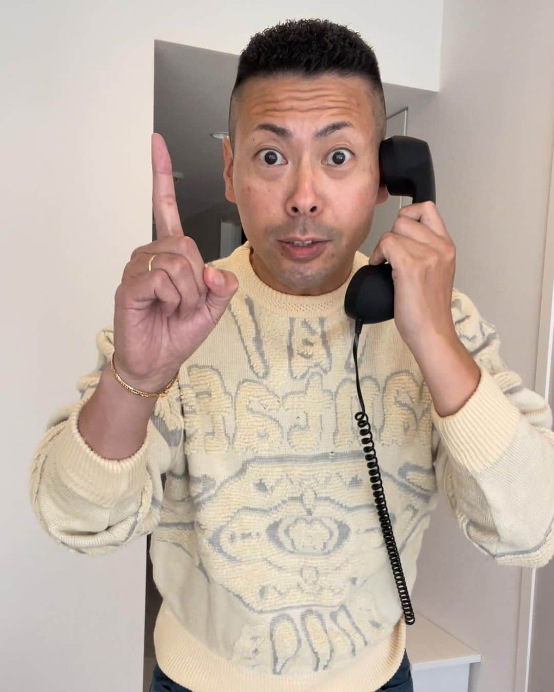 アキラ・コンチネンタル・フィーバーさんのインスタグラム写真 - (アキラ・コンチネンタル・フィーバーInstagram)「もしもし、こちら了解支部です！  #パンチパーマ　#サンタフェ #昭和　#黒電話　#お台場　#湾岸スタジオ」9月16日 13時35分 - official_akira7