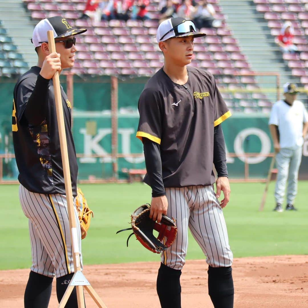 阪神タイガースさんのインスタグラム写真 - (阪神タイガースInstagram)「9月16日広島戦の試合前練習の様子です！ #佐藤輝明 選手 #長坂拳弥 選手 #熊谷敬宥 選手 #糸原健斗 選手 #島田海吏 選手 #坂本誠志郎 選手 #大竹耕太郎 選手 #石井大智 選手 #及川雅貴 選手 #原口文仁 選手 #近本光司 選手 #門別啓人 選手 #阪神タイガース #JERAセリーグ #ARE」9月16日 13時35分 - hanshintigers_official