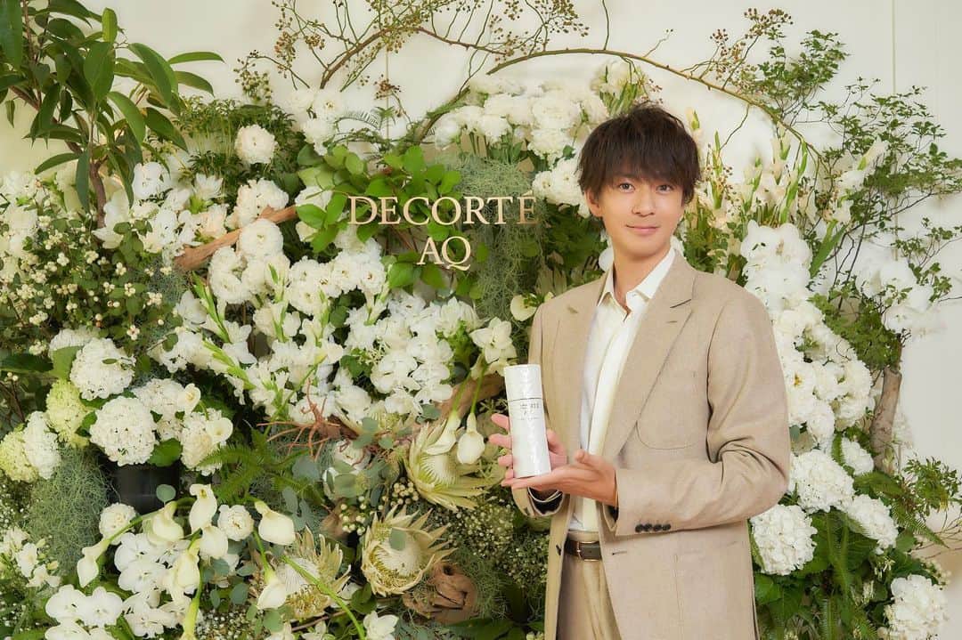 三浦翔平のインスタグラム：「美の原動力。 心の幸福感が肌の美しさにも関わっていることをサイエンスで証明したコスメデコルテの最高級ライン「AQ」  そして、洗顔後に化粧水ではなく乳液を先に、という発見‼︎ 極上の香りと心地よさで、至福のスキンケアを是非！！  #DECORTEAQ #コスメデコルテ #ツヤ出し先行乳液 #幸せシグナル美容 #PR」
