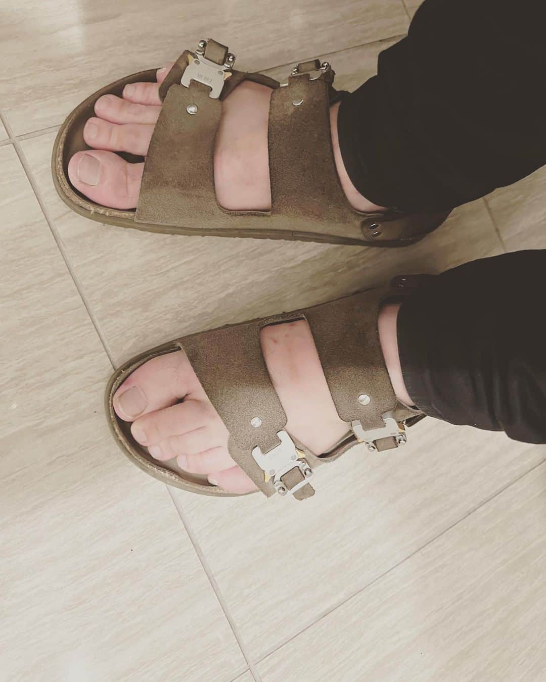 安元洋貴さんのインスタグラム写真 - (安元洋貴Instagram)「今年一番履いたであろうサンダル。 ぼちぼちしまうかい？  #安元洋貴 #の靴」9月16日 13時27分 - __yasumoto__