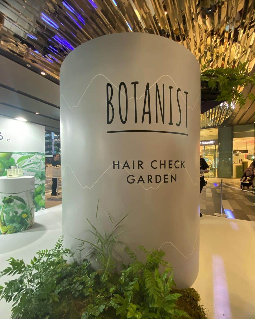 sachi♡さんのインスタグラム写真 - (sachi♡Instagram)「こんにちは🌞  『BOTANIST』 @botanist_official   「大人の髪の空洞化」に着目した 新しいボタニカルシャンプー・トリートメントが登場🧴  明日9/17(日)まで 渋谷スクランブルスクエアで開催中の 「 BOTANIST HAIR CHECK GARDEN 」に 行って来たよ🌿  会場はBOTANISTのイメージの 「ボタニカル」な世界感が可愛かった🌼🌿  イベントでは髪の空洞化リスク診断が出来て 会場中央に立つ巨大髪タワー内で 診断の結果がプロジェクションマッピングの 映像で見ることができて楽しいよ♡  髪の毛は艶があって綺麗と言って貰えたんだけど 頭皮は乾燥しているそうで 空洞化リスクはレベル3だったよ。  来場者プレゼントもあるから 是非ボタニカルな体験をしに行ってみてね♡  🎁来場者プレゼント ・ボタニカルシャンプー・トリートメントの お試しサンプルを来場いただいた皆様にプレゼント。 ・髪の空洞化リスク診断を体験いただいた方に 先着でオリジナルドリンクをプレゼント。  「 BOTANIST HAIR CHECK GARDEN 」 明日9月17日(日)まで渋谷スクランブルスクエア アーバン・コアスペースにて期間限定開催中！  #PR  #BOTANIST #ボタニスト #BOTANISTHAIRCHECKGARDEN 」 #BOTANISTシャンプー #シャンプー #トリートメント #頭皮診断 #髪の空洞化 #ヘアケア #美魔女 #美容モデル #ミセスモデル #読者モデル #ヘアモデル」9月16日 13時27分 - nail_salon_felice04