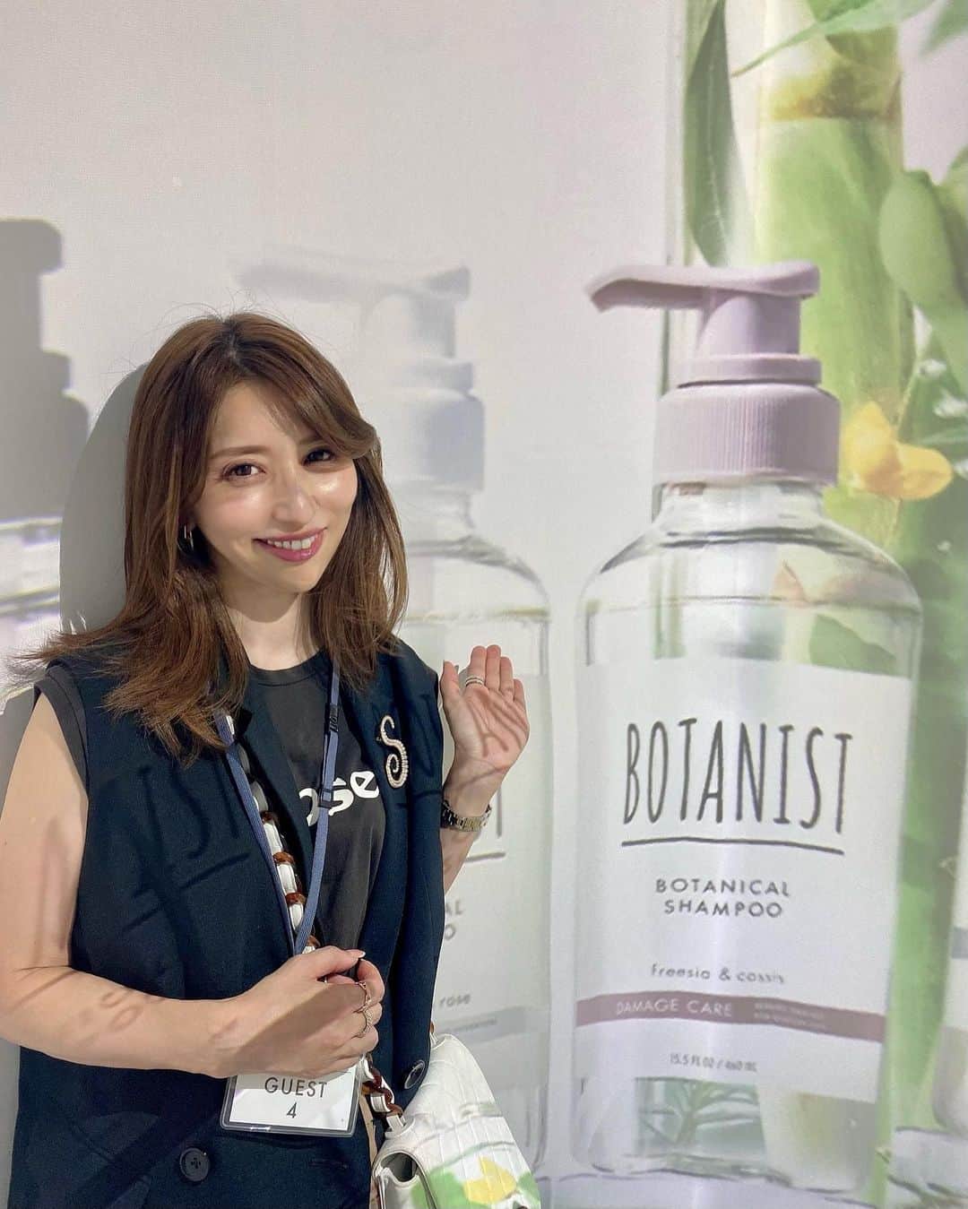 のインスタグラム：「こんにちは🌞  『BOTANIST』 @botanist_official   「大人の髪の空洞化」に着目した 新しいボタニカルシャンプー・トリートメントが登場🧴  明日9/17(日)まで 渋谷スクランブルスクエアで開催中の 「 BOTANIST HAIR CHECK GARDEN 」に 行って来たよ🌿  会場はBOTANISTのイメージの 「ボタニカル」な世界感が可愛かった🌼🌿  イベントでは髪の空洞化リスク診断が出来て 会場中央に立つ巨大髪タワー内で 診断の結果がプロジェクションマッピングの 映像で見ることができて楽しいよ♡  髪の毛は艶があって綺麗と言って貰えたんだけど 頭皮は乾燥しているそうで 空洞化リスクはレベル3だったよ。  来場者プレゼントもあるから 是非ボタニカルな体験をしに行ってみてね♡  🎁来場者プレゼント ・ボタニカルシャンプー・トリートメントの お試しサンプルを来場いただいた皆様にプレゼント。 ・髪の空洞化リスク診断を体験いただいた方に 先着でオリジナルドリンクをプレゼント。  「 BOTANIST HAIR CHECK GARDEN 」 明日9月17日(日)まで渋谷スクランブルスクエア アーバン・コアスペースにて期間限定開催中！  #PR  #BOTANIST #ボタニスト #BOTANISTHAIRCHECKGARDEN 」 #BOTANISTシャンプー #シャンプー #トリートメント #頭皮診断 #髪の空洞化 #ヘアケア #美魔女 #美容モデル #ミセスモデル #読者モデル #ヘアモデル」