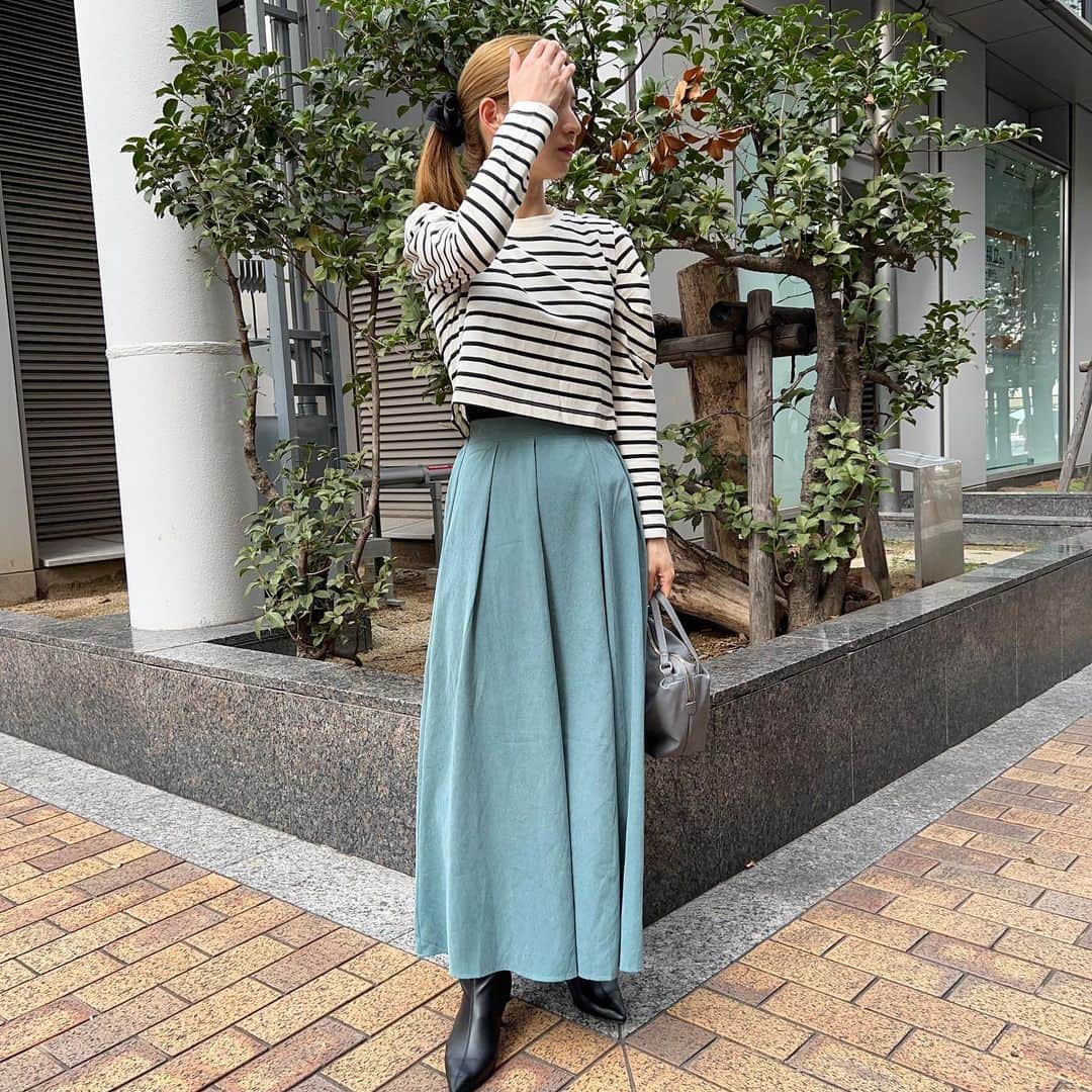 神戸レタス三宮店のインスタグラム：「. くしゅっとショルダーデザインが可愛いボーダーT🥰 クロップド丈なのでスカートとも相性抜群です💚✨ 合わせたスカートは店舗限定アイテム🤭🌼 起毛感があり、秋冬のコーデにぴったりです🍂🍠  . タグ付けできなかったアイテム  🏷️C6872:¥1,790 🏷️M3931:¥1,990 🏷️B1543:¥3,490 . ▷紹介スタッフ ゆーゆ　162cm . . .  #kobelettuce #神戸レタス #プチプラ #プチプラコーデ #かわいい #お洒落さんと繋がりたい #ベストコーデ #大人かわいい #プチレタス #秋コーデ  #アパレル店員 #秋服 #大人カジュアル #クロップド丈 #スカートコーデ #レタ女 #レタジョ #三ノ宮#カジュアルコーデ」